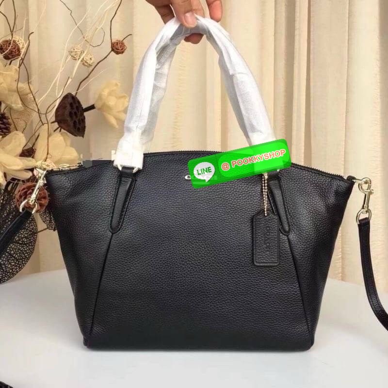 Coach F36675 Pebble Leather Satchel สีแดงหรูหรา | หนังแท้ | ทรงซิปบน | ใบใหญ่จุใจ❤️ สะดุดตาทุกมุมมองกับ Coach F36675 ใบใหญ่ทรงซิปบนที่ใช้งานได้ทุกวัน หนังแท้สัมผัสนุ่ม สีแดงหรูโดดเด่น ตัดกับฮาร์ดแวร์ทองอย่างลงตัว ใส่ของได้จุใจ ทั้งกระเป๋าสตางค์ มือ