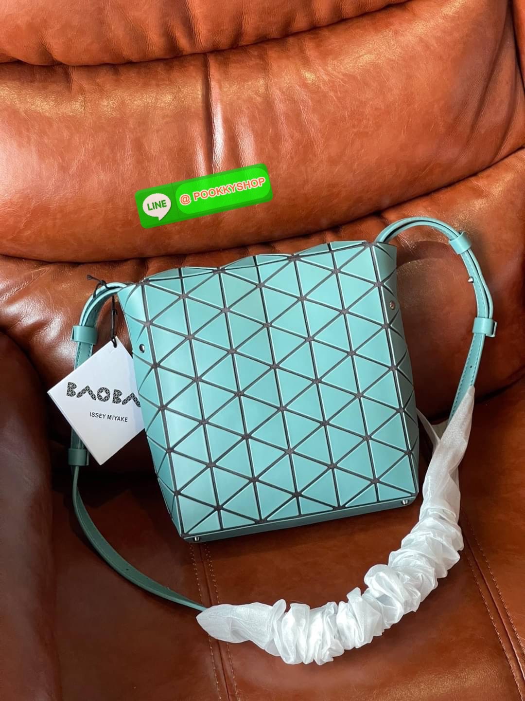 💕Baobao Issey Miyake Off-White Flap Messenger Bag(Large) สำหรับใครที่ต้องการใช้งานแบบเน้นการเคลื่อนไหวที่คล่องตัว แนะนำรุ่นนี้เลยคะ มาพร้อมแผ่นรูปทรงสามเหลี่ยมอันโดดเด่นแฝงไปด้วยความทันสมัยบ่งบอกถึงความเป็นเอกลักษณ์ของแบรนด์ได้เป็นอย่างดี ซึ่งสายส