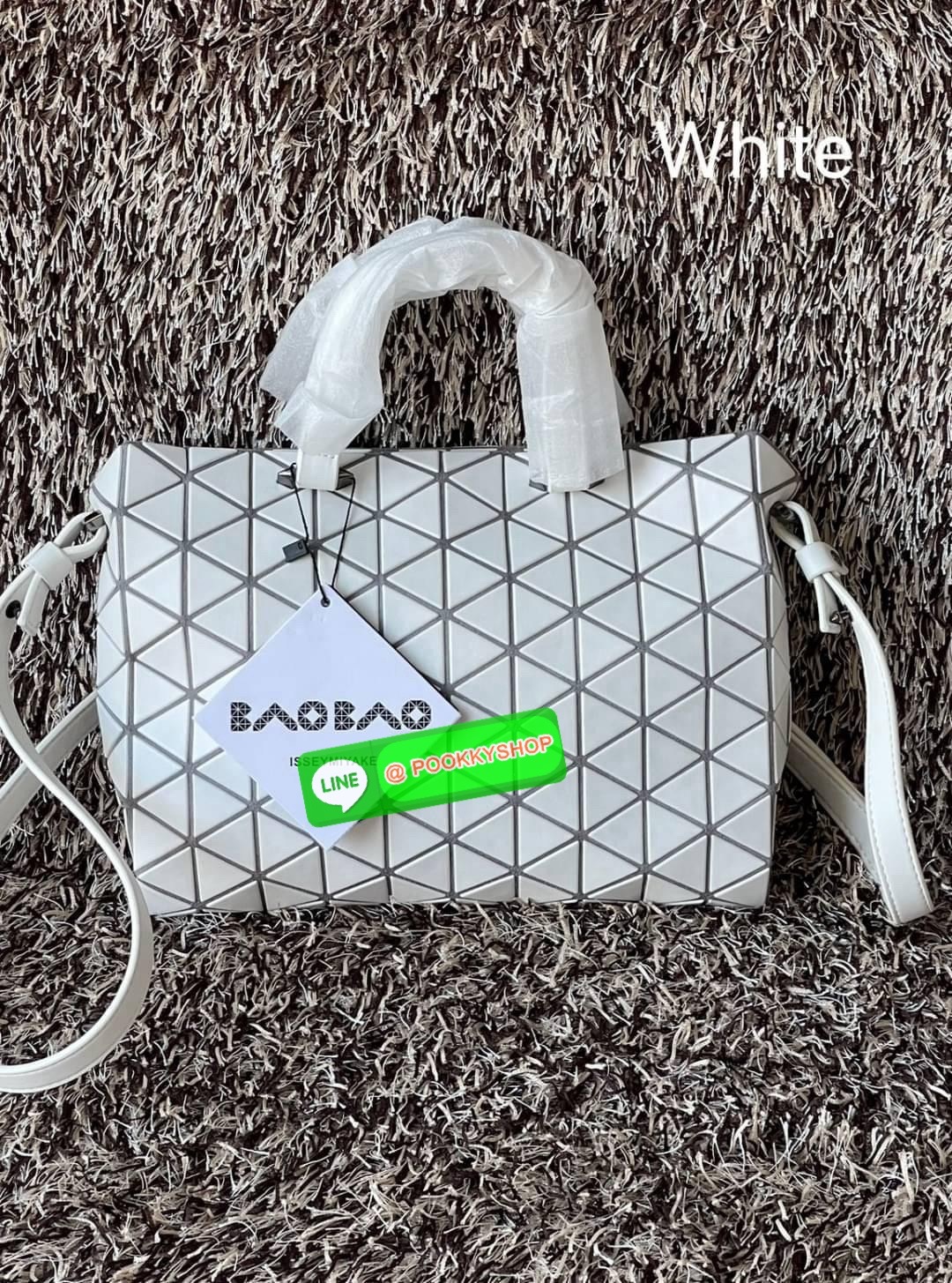 *Small BAO BAO ISSEY MIYAKE TONNEAU เป็น ซีรีย์ที่มีเอกลักษณ์เฉพาะตัว ด้วยแผ่นสามเหลี่ยมที่มีสัญลักษณ์เท่ากันทุกด้าน และยังผสมผสานงานดีไซน์ อันสง่างามเท่ากับฟังก์ชั่น การใช้งานสุดพิเศษ โดยมีจุดเด่นที่ซิปด้านบน สำหรับเปิดปิดและมีสายสะพายไหล่ ที่สามารถถอดออ