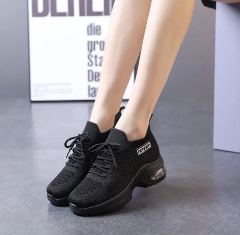 NEW ITEM แฟชั่นเสริมส้นมาแรง!! รองเท้าสลิปออนผ้ายืดเสริมพื้น 5c.m. แต่งเชือกผูก ทรงสโลป วัสดุเนื้อผ้ายืดกระชับเท้า เนื้อหนาคุณภาพดี ขอบยางยืดเพิ่มความยืดหยุ่นในการสวมใส่ ใส่แล้วดูขาเรียวยาวสุดๆไปเลย ตัวพื้นรองเท้าเป็นยางพารากันลื่นได้ดีจ้า งานสวยเก๋น่ารัก