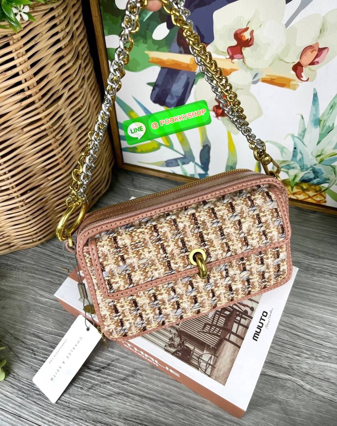 Charles & Keith Tweed Boxy Crossbody Bag กระเป๋าดีไซน์ทรงกล่องแต่ลายผ้าทวิต(สีชมพู,ดำ) ใส่ iPhone 12 Pro Max ได้ ใช้เป็นกระเป๋าเงินและกระเป๋าสะพายในใบเดียว รุ่นนี้วางอยู่ทรง สามารถใช้งานได้ 3 แบบ 1.สายโซ่ 2.สายหนัง 3.สายโซ่ต่อสายหนังสะพายแบบครอสบอดี้ สีสว