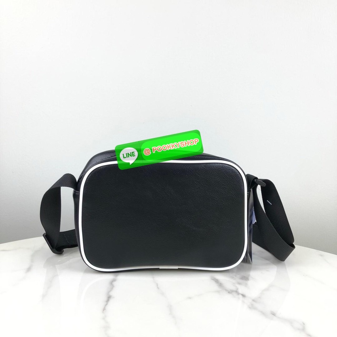 กระเป๋าสะพาย adidas ด้านหน้ามีช่องซิป 1 ช่อง ด้านบนเปิด - ปิดกระเป๋าด้วยซิป ด้านในโล่ง สายสะพาย สามารถปรับได้ Free Size ค่ะ