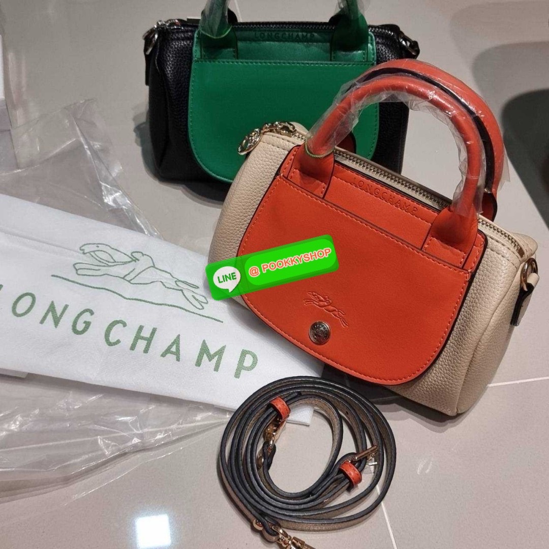 Longchamp le pliage xtra XS leather crossbody bag 🔆 Details มาใหม่! กับกระเป๋าถือ/สะพายรุ่นยอดฮิต ที่มาในดีไซน์ทูโทน โดดเด่นมีกิมมิค น่ารักน่าใช้สุดๆ รูปทรง cylinder ใช้งานง่าย ฝากระเป๋ามีช่องเล็กๆให้ได้ใส่บัตร ใส่ธนบัตรแบบหยิบจับง่ายๆ ช่องหลักเป็