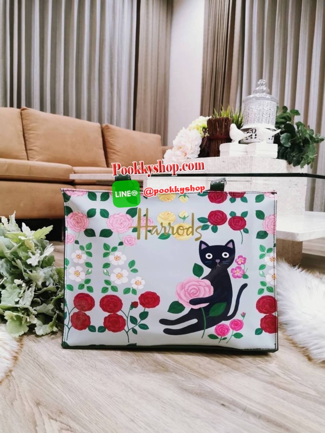 Restock พร้อมส่งแล้วค่ะ! Harrods London Top-handle Shopping Bag Large กระเป๋า Shopping Bag (Size L) แบรนด์ดังจากอังกฤษไอเท็มยอดนิยม PVC+Polyester 100% ของแท้ใบใหญ่ เนื้อหนาอยู่ทรง กันน้ำ แข็งแรง น้ำหนักเบา เปิดปิดด้วยซิปสะดวกใช้หัวซิปปั้มโลโก้แบรนด์อะไหล่