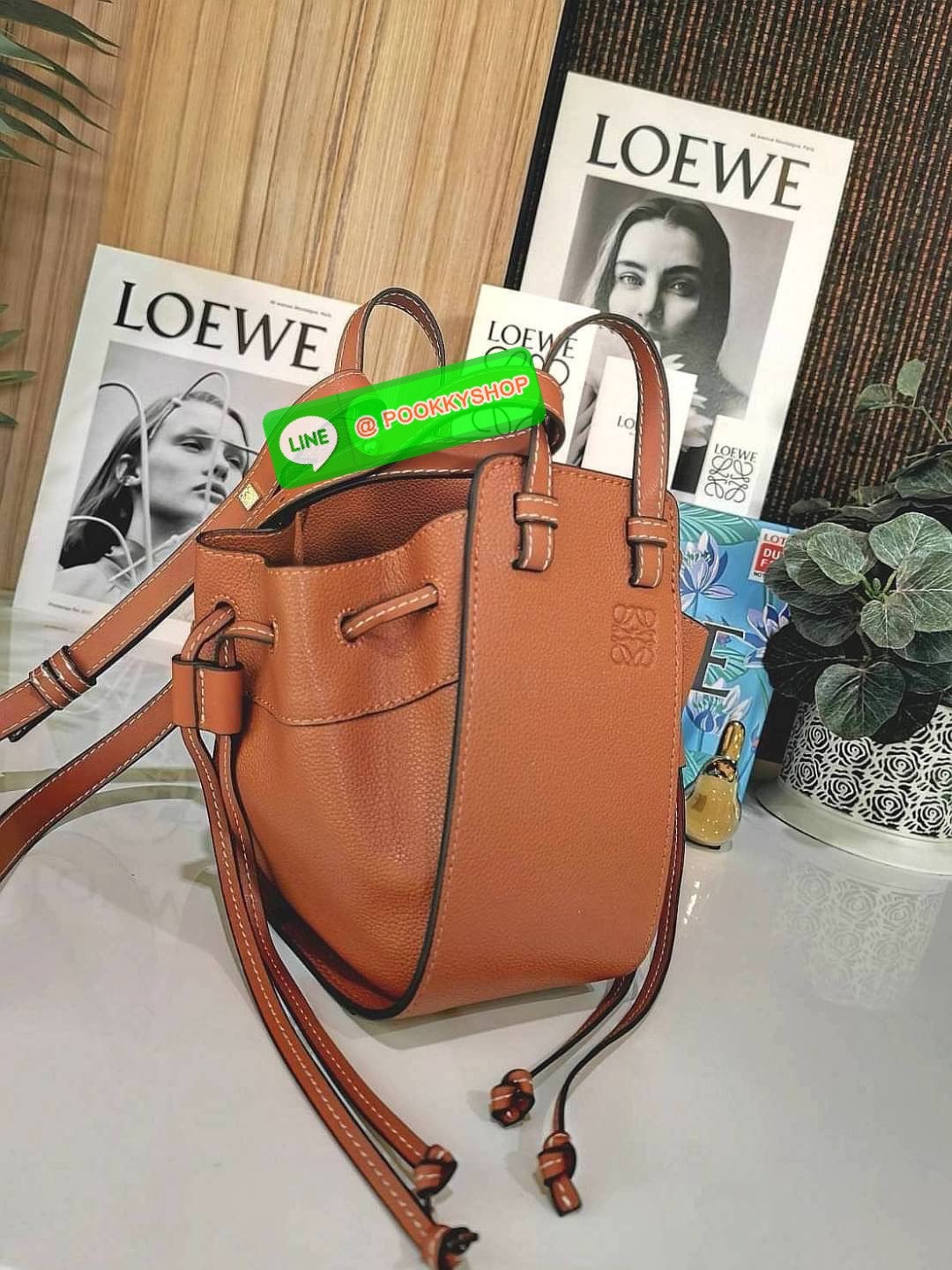 ✴️ห้ามพลาด!✴️LOEWE HANDLE & SHOULDER BAG GIFT WITH PURCHASE (GWP) กระเป๋าถือหรือสะพายหนังแท้พรีเมี่ยมกิ๊ฟ Limited จาก LOEWE PERFUME DUTYFREE รุ่น Rare items สุดๆวัสดุหนังแท้ Calfskin หนังสวยดีไซน์คงเอกลักษณ์แบรนด์ สามารถปรับใช้ได้หลายทรงด้าน