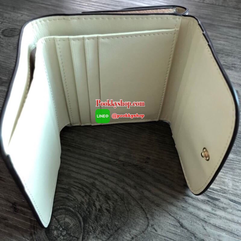 COACH Small Wallet in Floral Print Coated Canvas กระเป๋าสตางค์ใบสั้น สามารถใช่งานได้ทั้งด้านหน้าและด้านหลัง ด้านหน้าเปิด - ปิดด้วยกระดุม ภายในมีช่องใส่บัตรและธนบัตร ด้านหลังเปิด - ปิดด้วยกระดุม มีช่องสำหรับใส่เหรียญ