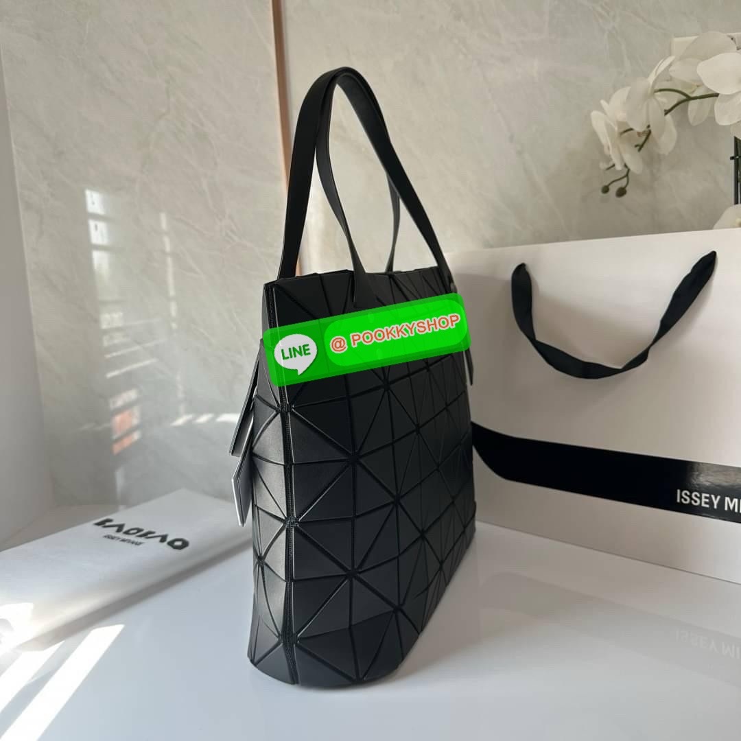 Bao bao Issey Miyake Rock Matte กระเป๋า Bao Bao ซีรีส์นี้จะเป็นทรงสี่เหลี่ยมผืนผ้าและทรงสี่เหลี่ยมจัตุรัส น้ำหนักเบา มีซิปปิดด้านบน ถือเป็นรุ่นที่เหมาะกับการใช้งานในชีวิตประจำวัน สามารถพับมุมและบริเวณด้านล่างของกระเป๋าเพื่อเพิ่มความสะดวกสบายในการใช้งาน ทั