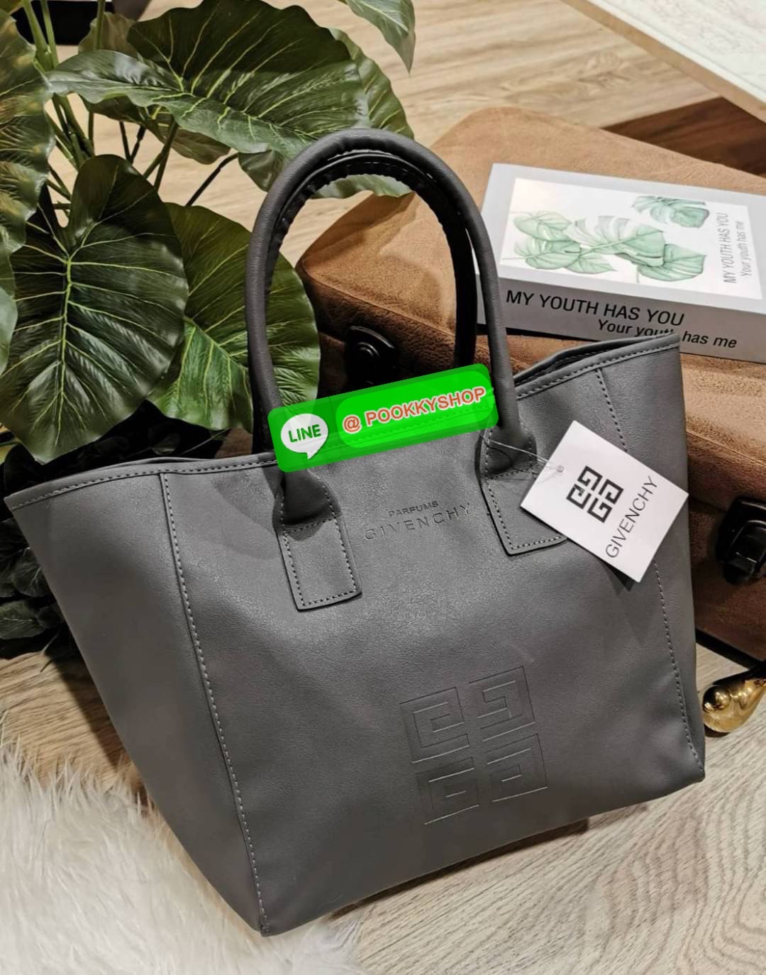 Best Seller! Givenchy Black Soft Leather Shoulder Handbags (Limited edition) กระเป๋าถือหรือสะพายพรีเมี่ยมของเเท้จาก "Givenchy Perfume Counter" วัสดุหนังนิ่มเรียบสีดำด้านหน้าปั้มโลโก้แบรนด์ GV ภายใน Polyester 100% สีดำสกรีนโลโก้สวยดูดี เปิดปิดด้ว
