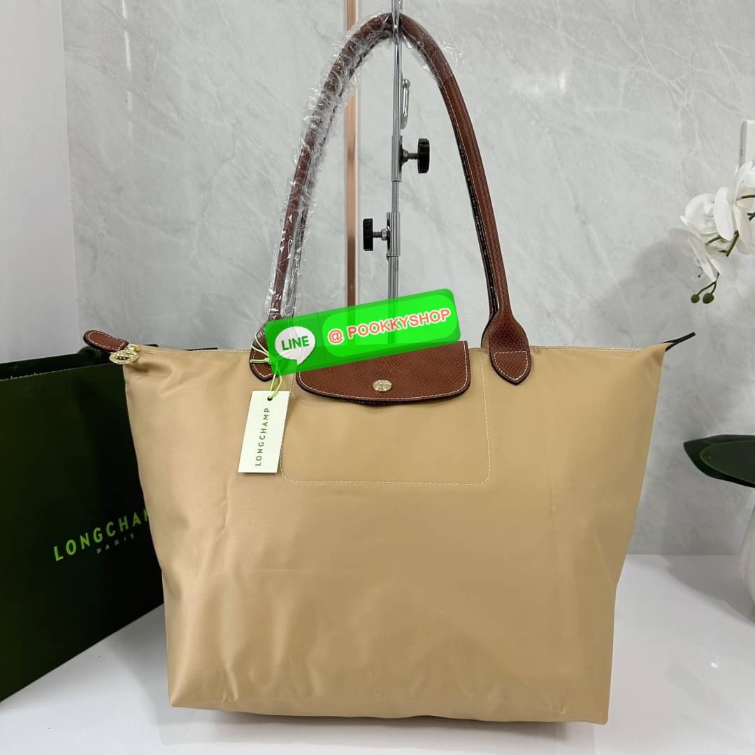 LONHGCHAMP LE PLIAGE ORIGINAL L TOTE BAG 🔖กระเป๋าสะพายไหล่ Le pliage ใบใหญ่ เรียบง่ายจุของได้เยอะ สามารถเก็บเอกสารหรือแล็ปท็อปได้คะ 🔖วัสดุ:ไนลอนเคลือบ 🔖เปิด-ปิดด้วยซิป ภายในกว้าง มีช่องลับแยกคะ 🔖สามารถพับเก็บได้พกพาสะดวกคะ