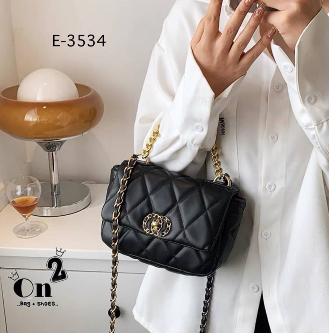 กระเป๋าสะพายไหล่ทรงชาแนล หนังpu งานนิ่ม ทรงสวย สะพายไหล่ หรือสะพายข้างก็เก๋ อะไหล่สีทอง สายโซ่ร้อยหนัง มีหนังรองบ่า สะพายแล้วไม่เจ็บบ่าจ้า