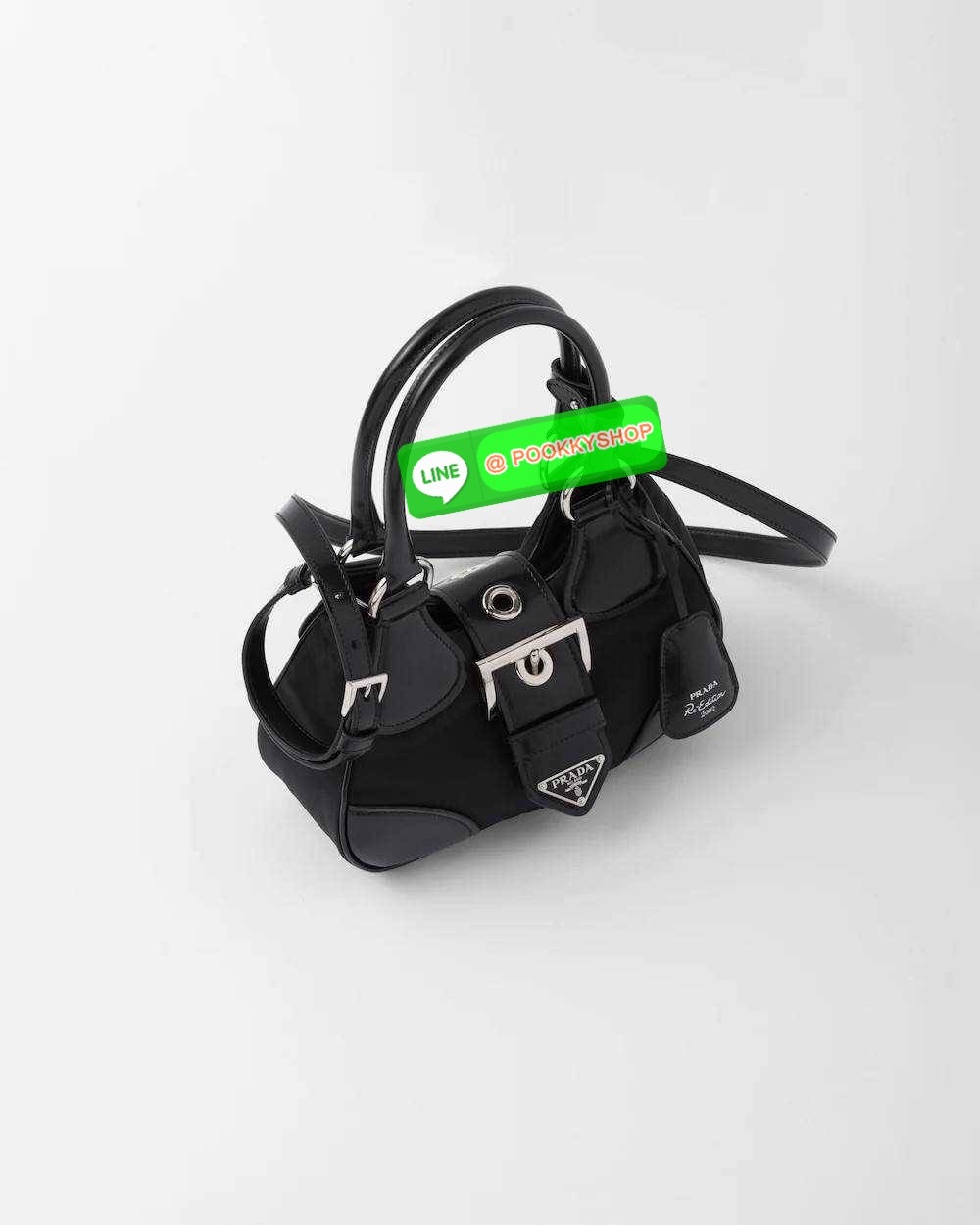 PRADA RE-NYLON AND LEATHER MOON PADDED BAG ใหม่ล่าสุด กับคอลที่ใครๆเห็นก็ต้องรัก ขนาดกำลังน่ารัก ดีไซน์สวยดุ และยังดูแพงได้อีก ด้วยวัสดุที่มีคุณภาพอย่างไนล่อนตัดสลับด้วยหนัง nappa หูสะพายมีสายรัดได้ ภายในโล่ง มีช่องซิป มาพร้อมสายสะพาย ปรับได้ตามต้องการ อี