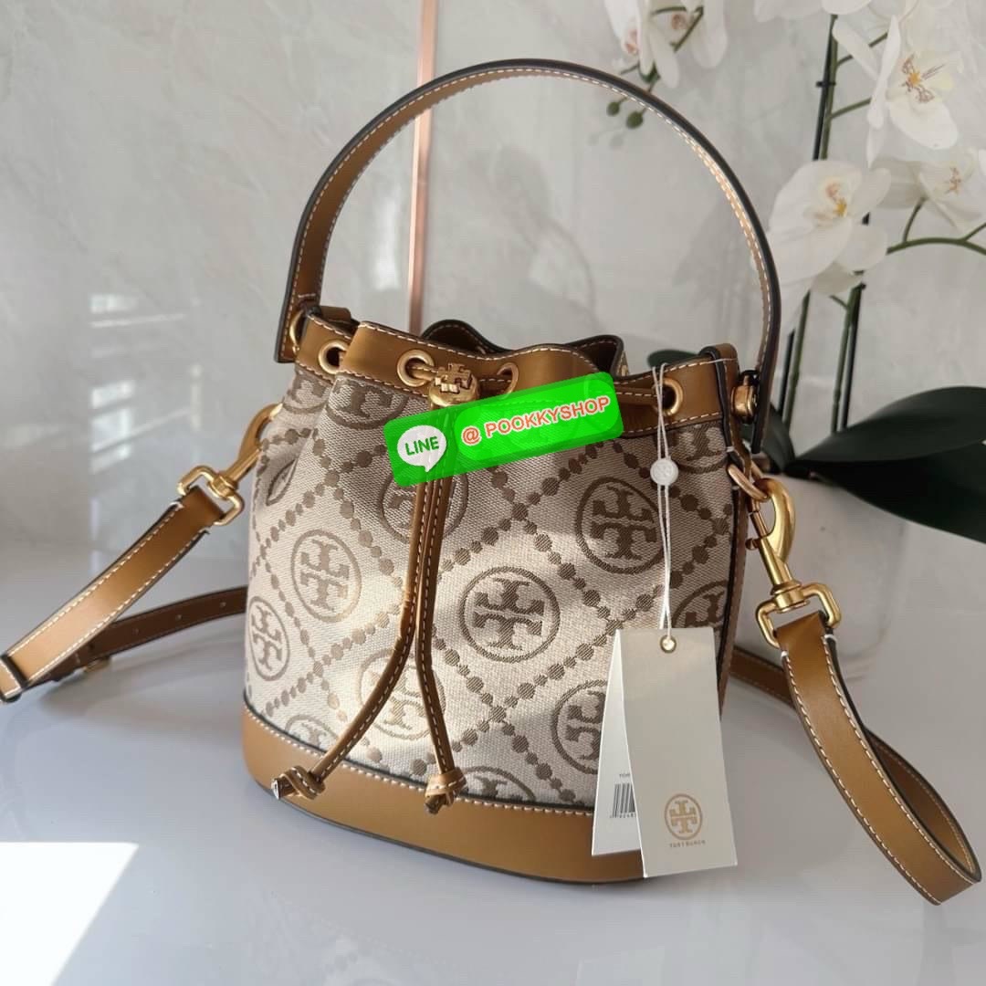 TORY BURCH T MONOGRAM JACQUARD BUCKET BAG กระเป๋าสะพาย ทรงบัคเกต รุ่นฮอต สไตล์ไหนเข้าได้ ทุกลุค วัสดุ jacquard ตัดขอบหนังแท้ ภายในเป็นช่องโล่งกว้าง ใส่ของได้เยอะหยิบจับสะดวก มาพร้อมสายสะพายข้างหนังแท้ ถอดและปรับระดับได้สะพายชิวได้ทุกโอกาส