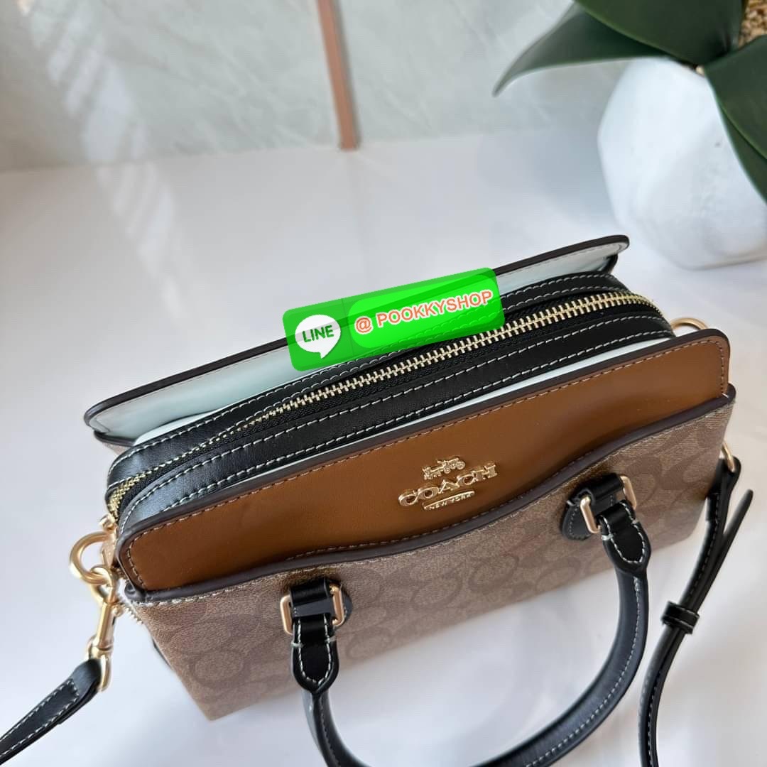 COACH MINI DARCIE CARRYALL IN BLOCKED SIGNATURE CANVAS (CH287) 👜คอลเลคชั่นใหม่สุดปัง ลุคคุณนายจะถือหรือสะพายข้างก็เริ่ดคะ รูปทรงถังไซส์เล็กวัสดุแคนวาสตัดหนังแท้ สายสะพายข้างถอดออกได้ มีหูหิ้วในตัว ภายในเป็นช่องโล่ง กว้างมีช่องแบ่งสัดส่วนใส่ของได้ค