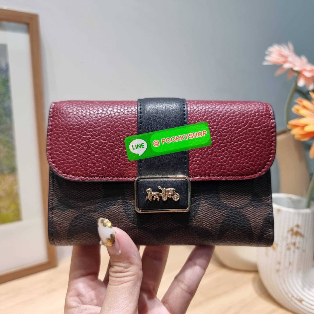 COACH CC060 MEDIUM GRACE WALLET IN SIGNATURE CANVAS 🔆 Details ใหม่ล่าสุด กระเป๋าสตางค์ใบกลาง ดีไซน์หรู โดดเด่นด้วยโลโก้สไตล์วินเทจ คลาสสิค โทนสีใช้งานง่าย ใช้งานแบบพับติดกระดุม แน่นหนา มีช่องซิป มีช่องใส่บัตรได้พอสมควร และใส่ธนบัตรได้ทุกชนิด รับรอ