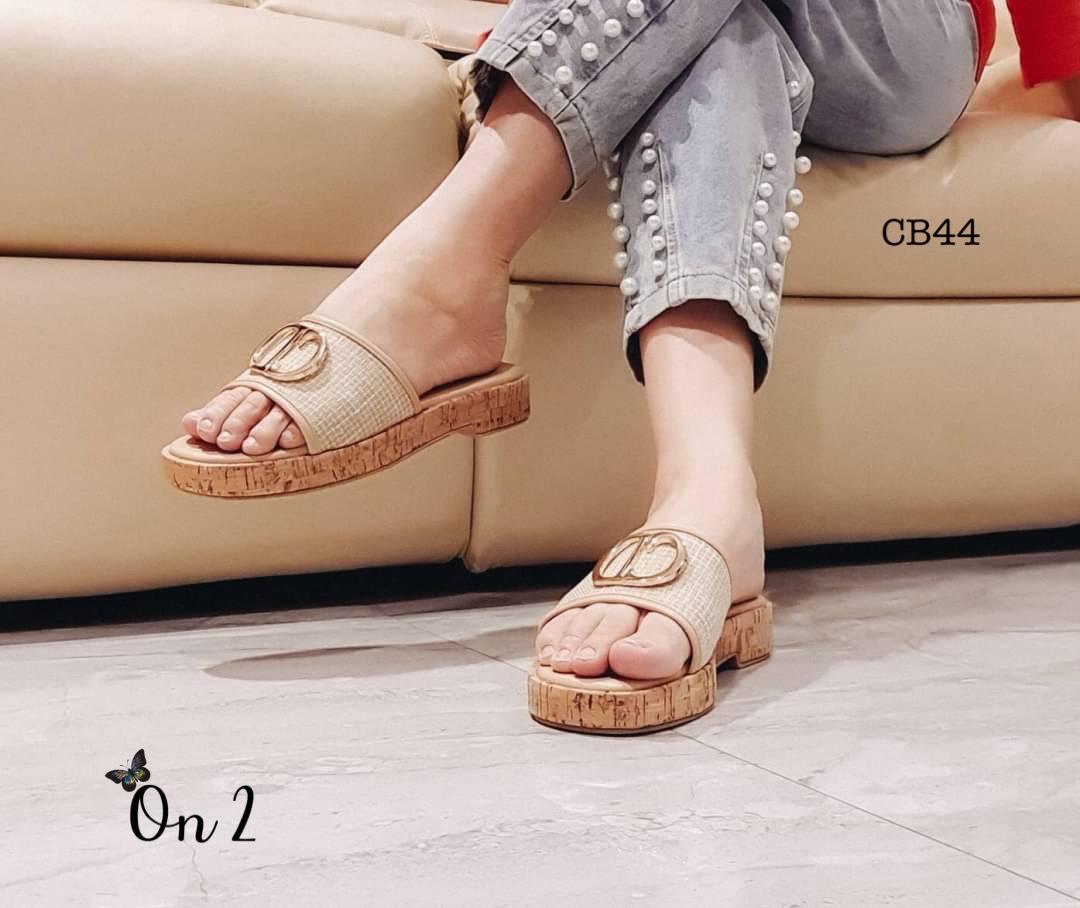 Dior shoes รองเท้าแตะสวมเสริมส้นหนา หน้าประดับอะไหล่ CD พื้นปั้มแบรนด์ทรงสวยใส่สบายพร้อมส่ง2 สี