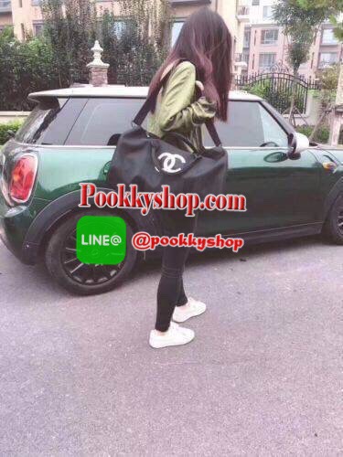 Chanel Duffel / Travel Bag กระเป๋าแบรนด์ Chanel VIP gift Bag ใช้เป็นกระเป๋าเดินทาง หรือหิ้วไปฟิตเนส ไปยิม เก๋ๆก็ได้ค่ะ หัวซิปปั้มโลโก้ ด้านในเป็นช่องกว้าง และมีอีกหนึ่งช่องซิปทำจากผ้าหนาผิวมัน กันน้ำได้ ดูเรียบ แต่หรู มาพร้อมสายสะพายยาว ถอดสายได้ การันตีค