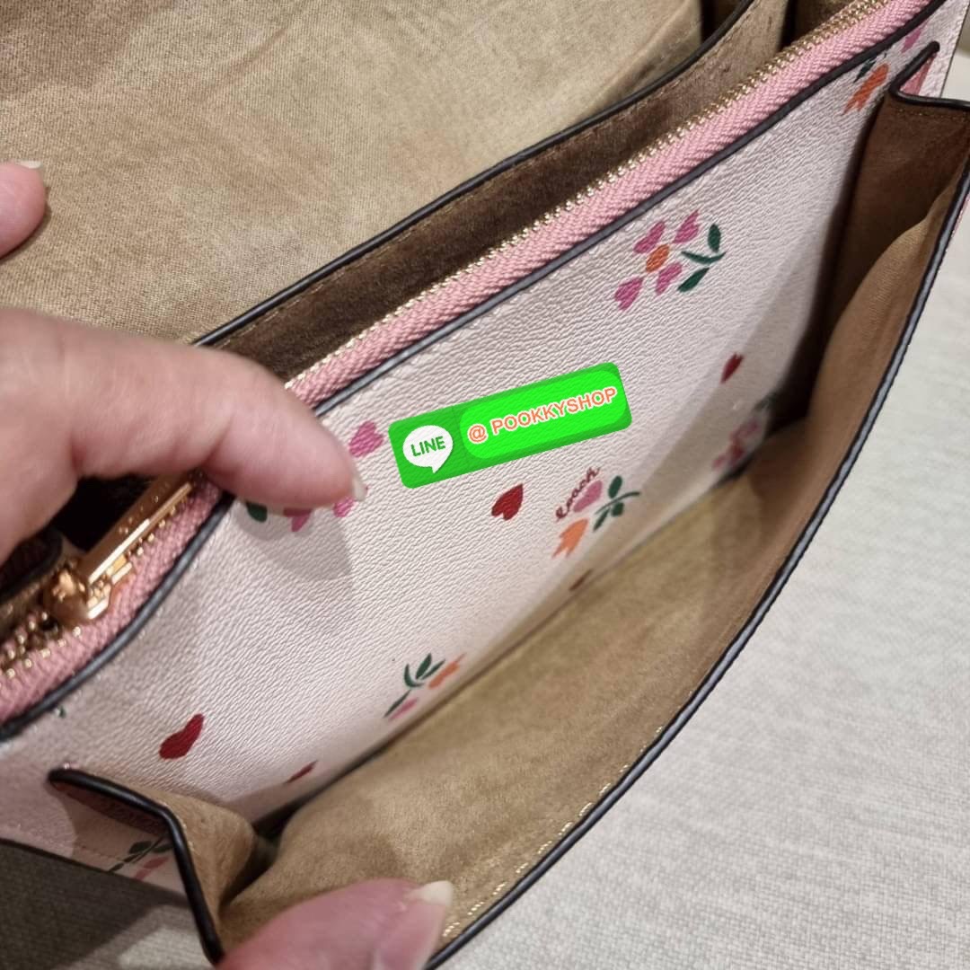 COACH C7596 KLARE CROSSBODY WITH HEART PETAL PRINT หนึ่งคอลเลคชั่นที่ฮิตไม่หยุดยั้ง!! ขายดิบขายดีทุกดีไซน์ รอบนี้มาตอบโจทย์สายหวาน ใหม่ล่าสุด น้องน่ารักม้ากกกก!! กับกระเป๋าสะพายข้าง โทนสีละมุนลูกคุณ!! คือดี!! เพิ่มลูกเล่นช่อดอกไม้หัวใจ ให้มีสีสัน สายสะพาย