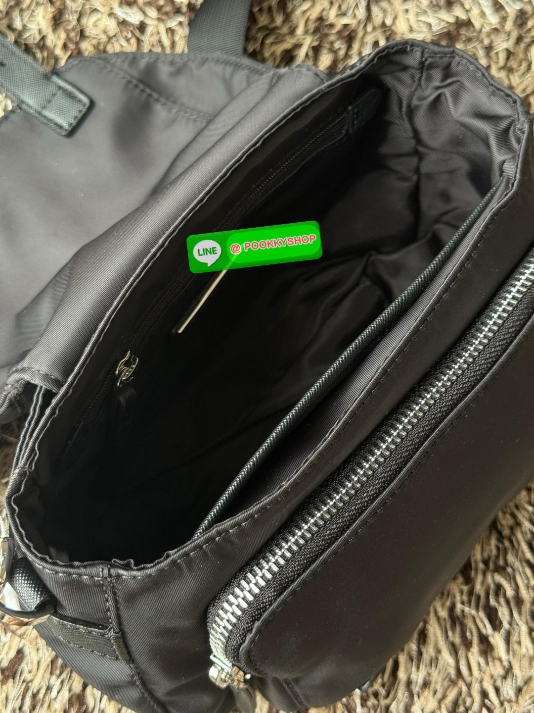 TORY BURCH VIRGINIA SMALL MESSENGER เป็นกระเป๋าที่มีรูปแบบการเปิด-ปิดด้วยกระดุมแม่เหล็ก ทำให้ปากกระเป๋าเปิดง่ายและหยิบสิ่งของสะดวก ซึ่งภายในฐานกระเป๋ามีความกว้างขวางพอสมควร เก็บสิ่งของต่าง ๆ ได้ดั่งใจ มาพร้อมดีไซน์เรียบง่ายสีดำประดับด้วยโลโก้แบรนด์อันเป็น