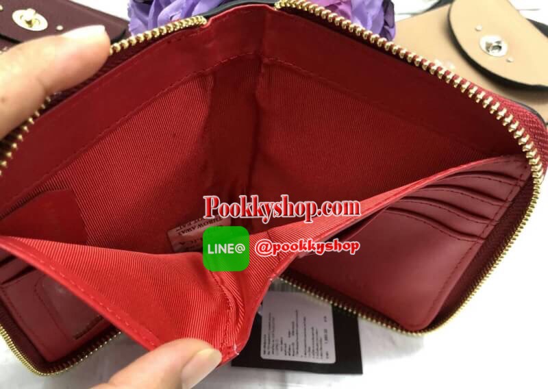 New arrival !!! LYN SHORT WALLET BAG รุ่นใหม่ล่าสุด!!! กระเป๋าสตางค์ใบสั้นขนาดกลาง วัสดุหนังลิ้นจี่ ลายหนังสวย นิ่มมือมากๆค่ะ ด้านหน้ามีช่องกระเป๋าหนึ่งช่อง เปิดปิดช่องหลักแบบซิปรอบ ด้านในมีข่องใส่รูปถ่าย ช่องใส่บัตรต่างๆได้ถึง 10 ช่องค่ะ มีช่องกว้างสำหรั
