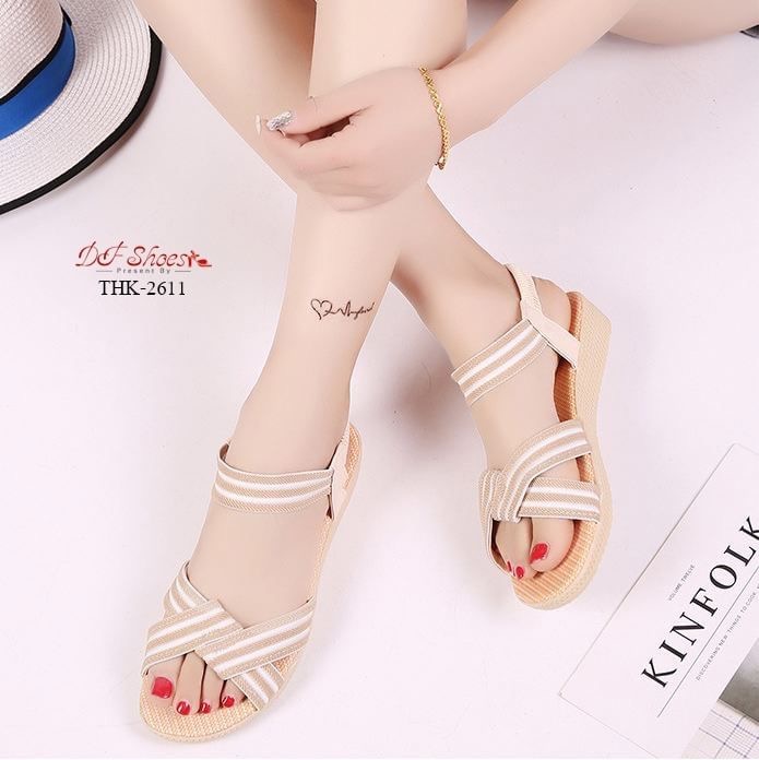 สินค้าพร้อมส่ง SUMMER นี้ห้ามพลาด!!! รองเท้าเเตะรัดส้นไขว้หน้า วัสดุหนัง PU สายคาดทูโทน พื้นยางกันลื่นค่ะ กระชับเท้าไม่หลุดง่าย กันน้ำ ใส่ง่าย เดินสบายค่ะ