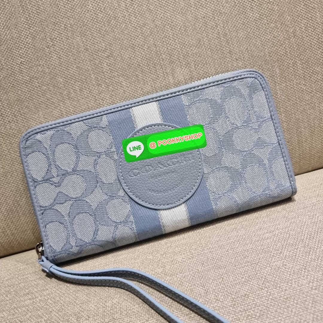 COACH C9073 DEMPSEY LARGE PHONE WALLET IN SIGNATURE JACQUARD WITH STRIPE AND COACH PATCH พร้อมเสิร์ฟความเลิศหรู กับคอลใหม่ล่าสุด กระเป๋าสตางค์ใบยาวกึ่งคล้องมือ สีสุดละมุน ถือใช้คือขับผิวสุด!! วัสดุผ้า jacquard สลับหนัง pepble มาพร้อมสายคล้องมือในตัว กันหล