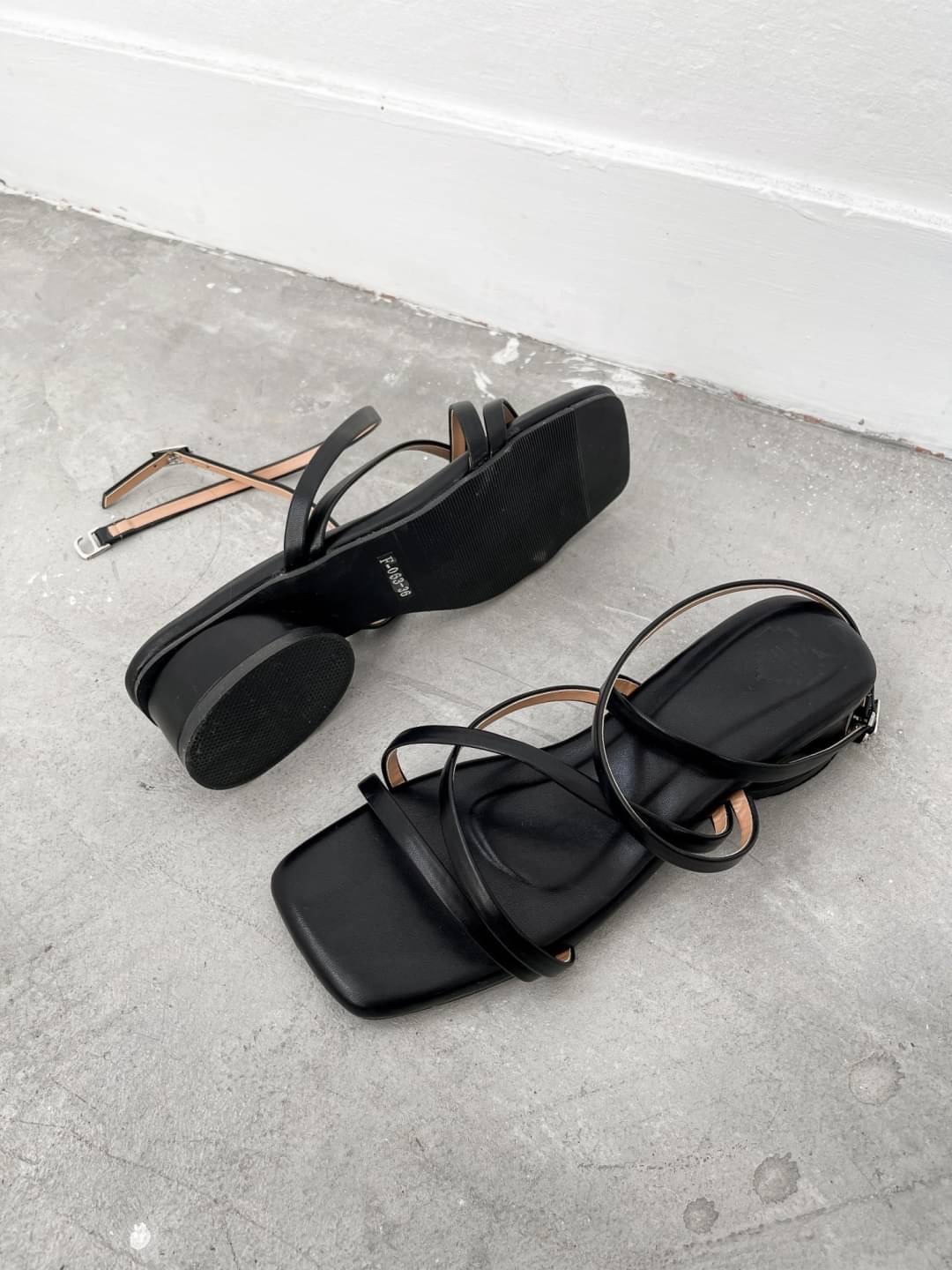 รองเท้าส้นสูงกำลังดี 1.5 นิ้ว ใส่เดินไม่เมื่อย มีสายรัดข้อ ใส่ได้หลายโอกาส พื้นปูฟองน้ำหนาพิเศษ นุ่มมากๆ สายรัดข้อเป็นตะขอเกี่ยว ใส่ง่ายค่า