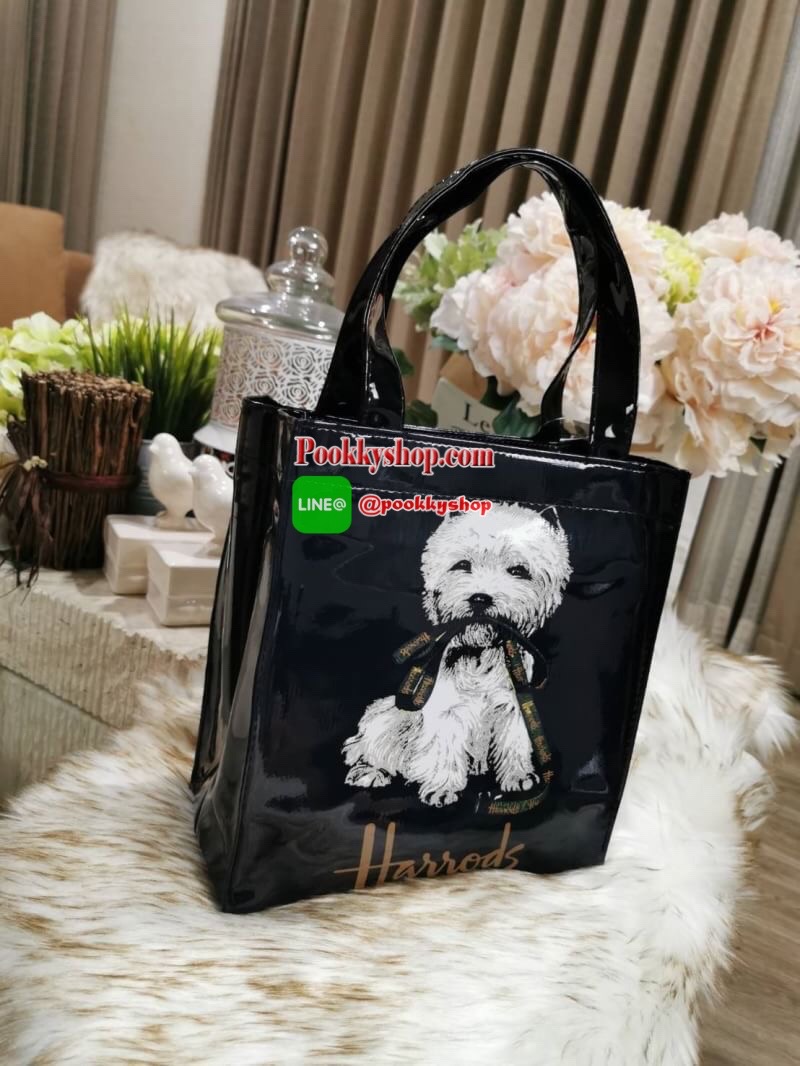 ลายนี้เข้าแล้วนะคะ! พร้อมส่งไอเท็มยอดนิยม! Harrods London Top-handle Shopping Bag กระเป๋า Shopping แบรนด์ดังจากอังกฤษรุ่นยอดนิยมวัสดุ PVC+Polyester 100% ของแท้เนื้อหนาอยู่ทรงกันน้ำ ขนาดกำลังดี น้ำหนักเบา เปิดปิดด้วยซิปสะดวกใช้หัวซิปปั้มโลโก้แบรนด์อะไหล่เง