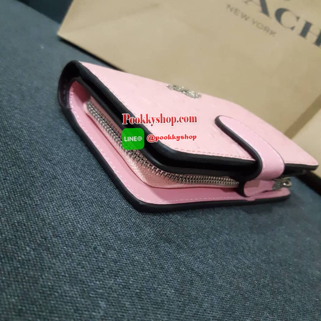 COACH F25937 MEDIUM CORNER ZIP WALLET กระเป๋าสตางค์ใบกลาง 🔥 รุ่นหนังแก้วสุดฮอต!! สวยหรู ขนาดกำลังเหมาะมือ มีช่องใส่บัตรและธนบัตรครบ และช่องซิปแยกไว้ใส่เหรียญ ใกล้ปีใหม่แบบนี้เหมาะส่งต่อเป็นของขวัญที่สุดจ้า 🎁