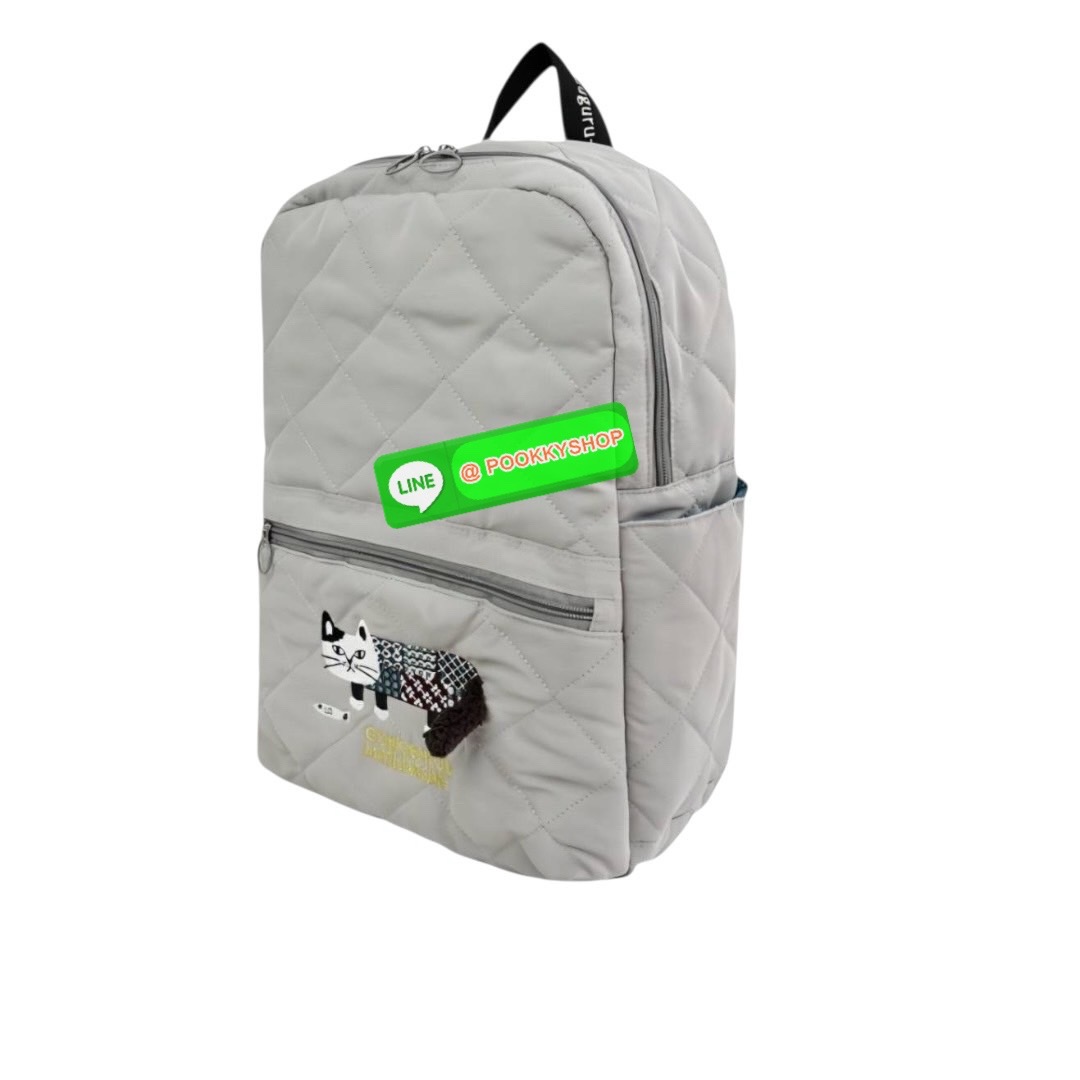 “ New Collection” 2025 Backpack Polyester Cat กระเป๋าควิลท์ใบนี้มีน้ำหนักเบา ใช้งานได้จริง และกันน้ำและคราบสกปรก โดดเด่นด้วยลายปักอันประณีตอันเป็นเอกลักษณ์ของ Matilda บนผ้าควิลท์เนื้อนุ่ม กระเป๋าใบนี้มาพร้อมเทปโลโก้และหูหิ้วพาราคอร์ดเพื่อรูปลักษณ์ที่โดดเด