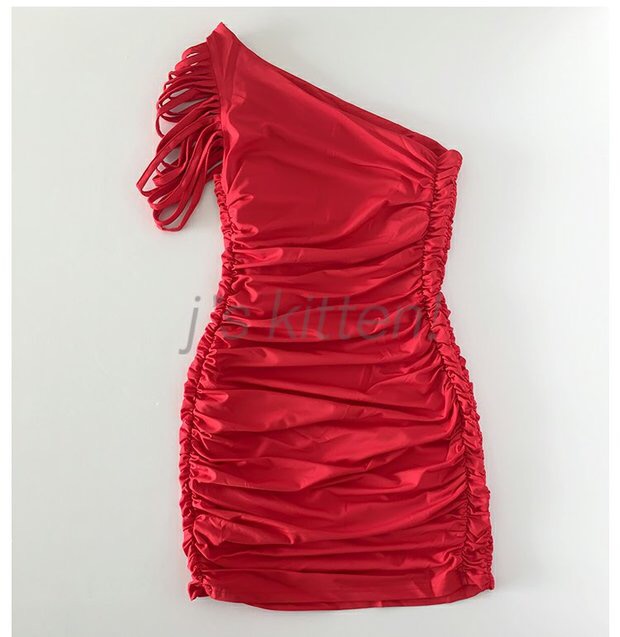 ชุดเดรสสั้น เดรสปาร์ตี้ เดรสออกงาน กลางคืน เดรสบ่าเฉียง แต่งไหล่ สีดำ เนื้อผ้ายืดเข้ารูป สวยเปรี่้ยว มากๆคะ เนื้อผ้าสวมใส่สบาย คะ+G-string