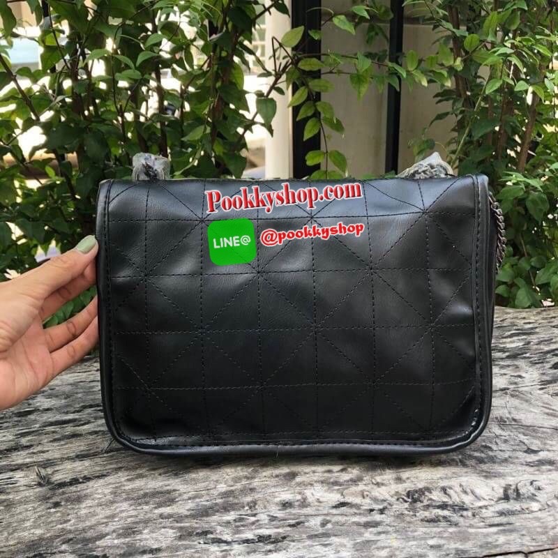 ZARA SOLF ROCK SHOULDER BAG Outlet กระเป๋าสะพายข้างทรงเก๋ เดินด้ายทั้งใบ แต่งโซ่คล้องมาที่ด้านหน้า เปิดปิดแบบกระดุมแม่เหล็ก ก้านในมี 3 ช่องใหญ่ เป็นช่องซิปกลางรุ่นนี้จุของได้เยอะเลยครับ ใส่ iPad mini ได้สบายๆ สายสะพายจะทำเป็นสายคู่สะพายไหล่ หรือ ทำเป็นสาย