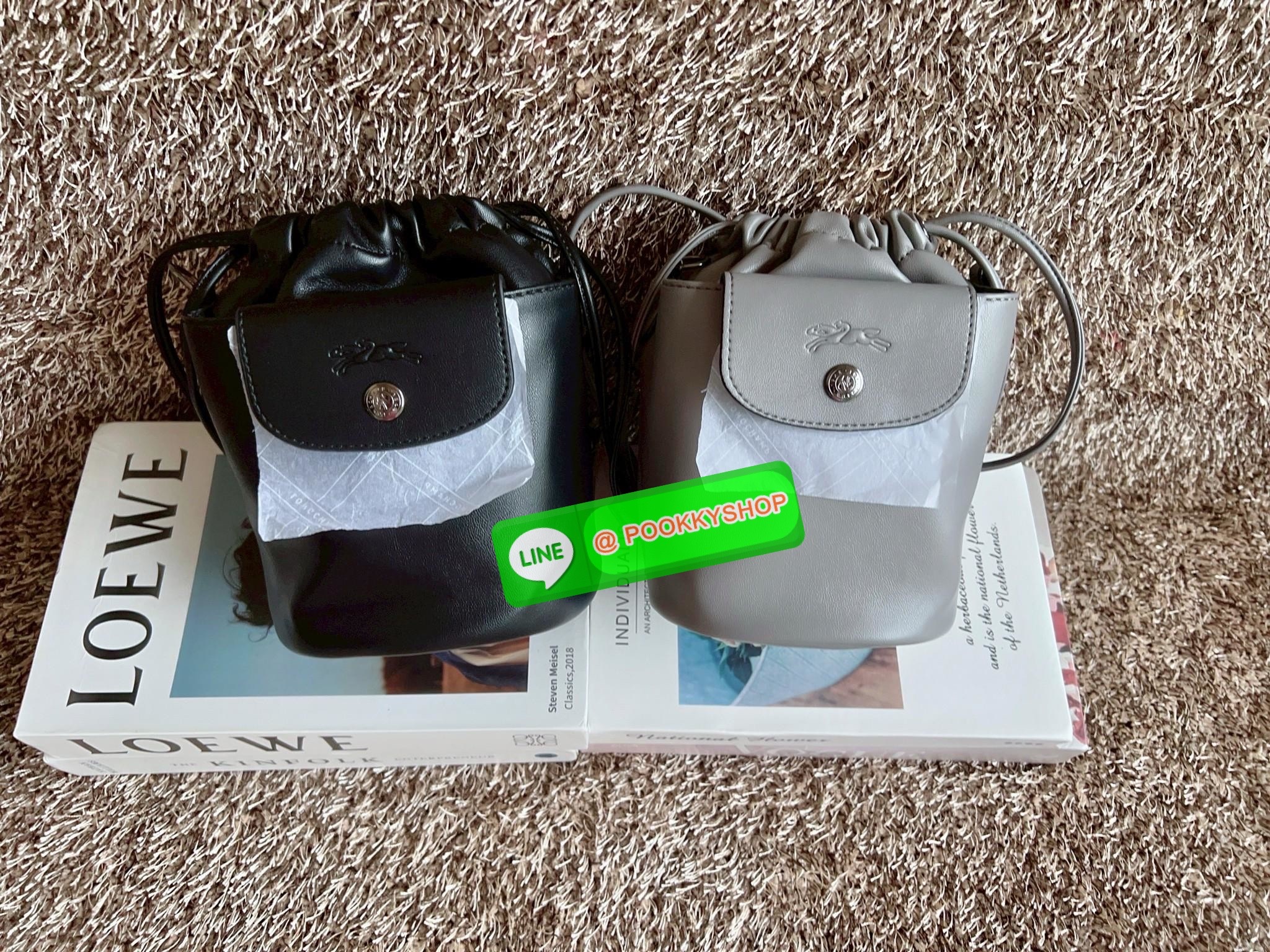 NEW ARRIVAL! LONGCHAMP LE PLIAGE XTRA XS BUCKET BAG ต้องบอกก่อนว่ารุ่นนี้เป็นรุ่นที่ใช้ออกมาแล้วไม่มีคำว่าผิดหวัง ออกแบบมาสวยแบบตัวแม่เลยค่าา 🔖พร้อมส่งทันที! กับกระเป๋าทรงบัคเกต หนังแท้smooth leather อย่างดี ใบกลางเจ้าลำตัวแล้วสวยมากก