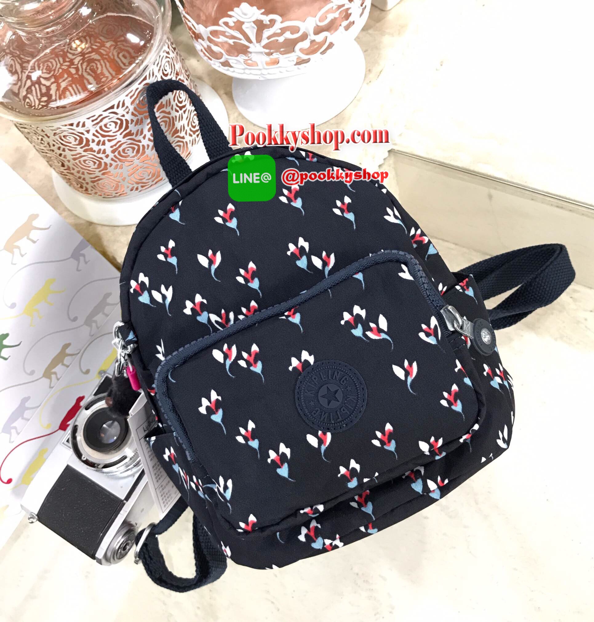 พร้อมส่ง KIPLING NYLON MINI BAG กระเป๋าถือหรือสะพายวัสดุ Nylon + Polyester 100% รุ่นมินิมีหูหิ้วเเละสายสะพายยาวเลื่อนปรับระดับได้ถอดได้ จุดเด่นที่สามารถคล้องสายสะพายได้หลายแบบ จะสะพายไหล่ สะพาย Cross Body หรือจะคล้องสายเป็นเป้สะพายหลังก็ดูดี เปิดปิดด้วยซิ