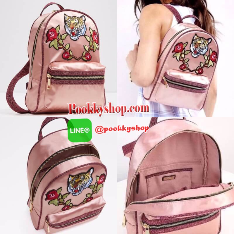 ALDO Grawn Satin Backpack with Tiger&Rose Patches กระเป๋าเป้สะพายหลังจาก ALDO แบรนด์ดังแคนนาดา ดีไซน์สุดชิคปักลายเสือและดอกไม้สวยทั้ง2สี ด้านหน้ามี 1 ช่องซิป เปิดปิดด้วยซิปคู่สะดวกใช้ ภายในมีโลโก้ ช่องซิปและช่องใส่ของ จุได้เยอะ ใส่ ipad ได้ น้ำหนักเบา หูจ
