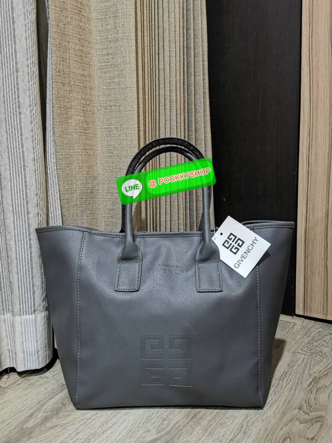 Best Seller! Givenchy Black Soft Leather Shoulder Handbags (Limited edition) กระเป๋าถือหรือสะพายพรีเมี่ยมของเเท้จาก "Givenchy Perfume Counter" วัสดุหนังนิ่มเรียบสีดำด้านหน้าปั้มโลโก้แบรนด์ GV ภายใน Polyester 100% สีดำสกรีนโลโก้สวยดูดี เปิดปิดด้ว