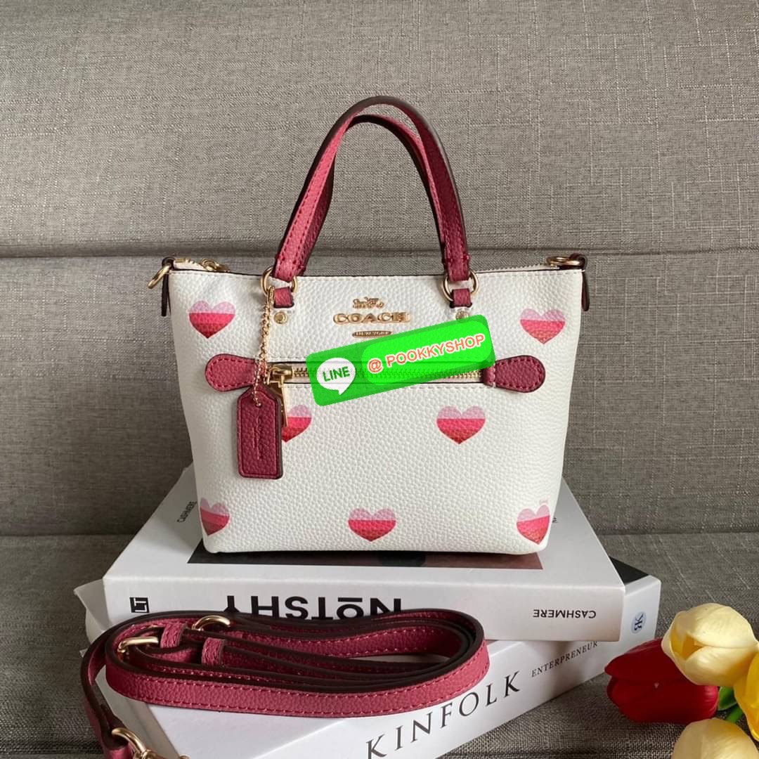 Coach Mini Gallery Crossbody With Stripe Heart Print (coach ca793) กระเป๋าสะพายข้าง เทรนรุ่นเล็กมาแรงวัสดุหนังแท้ทั้งใบ เปิดปิดด้วยซิป มีช่องใส่บัตรเครดิต 2 ช่อง ซับในผ้า สายสะพายถอดได้ สามารถสะพายข้างหรือสะพายไหล่ได้