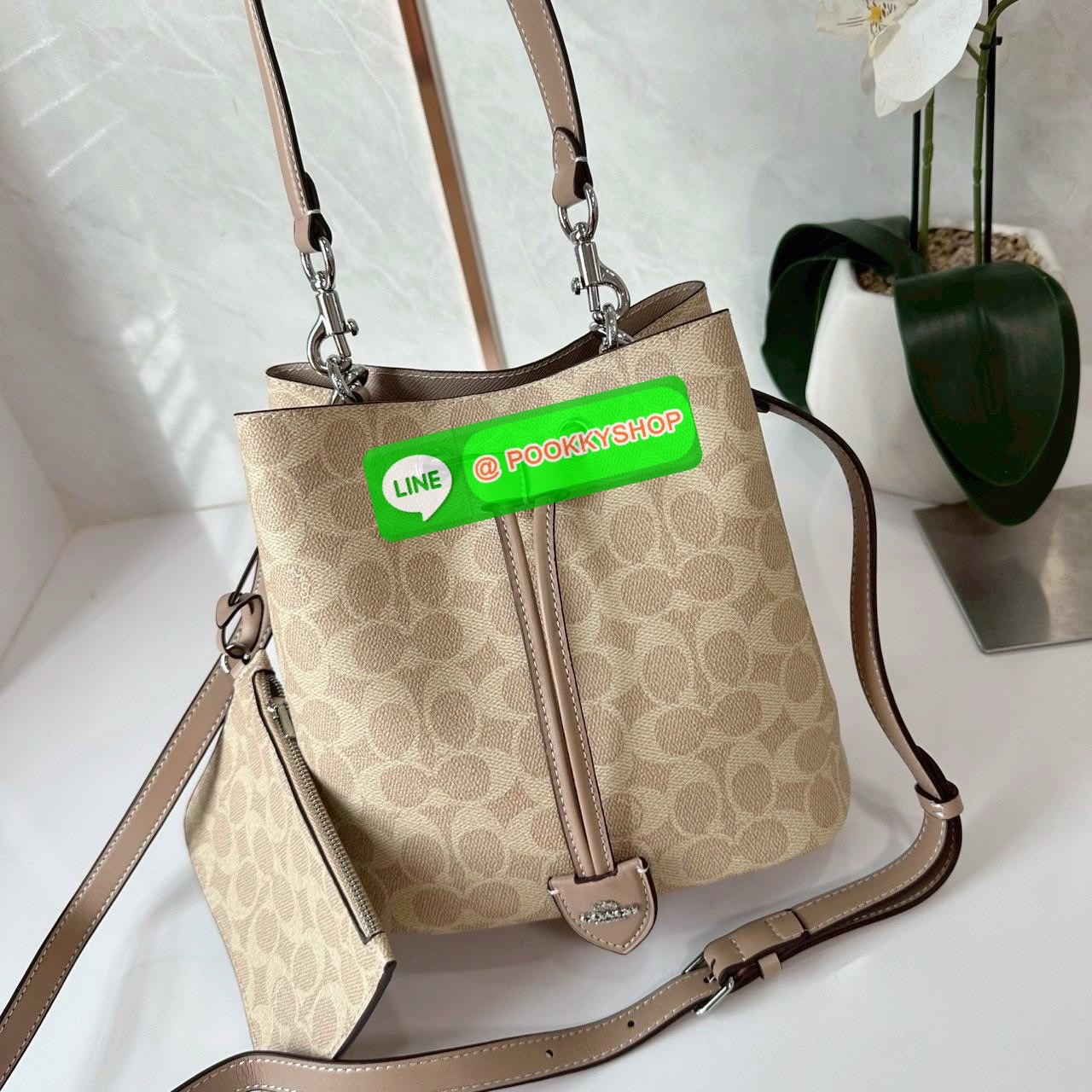 Coach Roan Bucket Bag Signature Canvas CBH07 กระเป๋าทรงบัคเก็ตใบเก๋ ดีไซน์คลาสสิก ลายซิกเนเจอร์สุดฮิต ใส่ได้ทุกโอกาส มาพร้อมสายสะพายปรับได้ ถอดได้ ใช้งานได้ทั้งสะพายไหล่ / crossbody / handheld