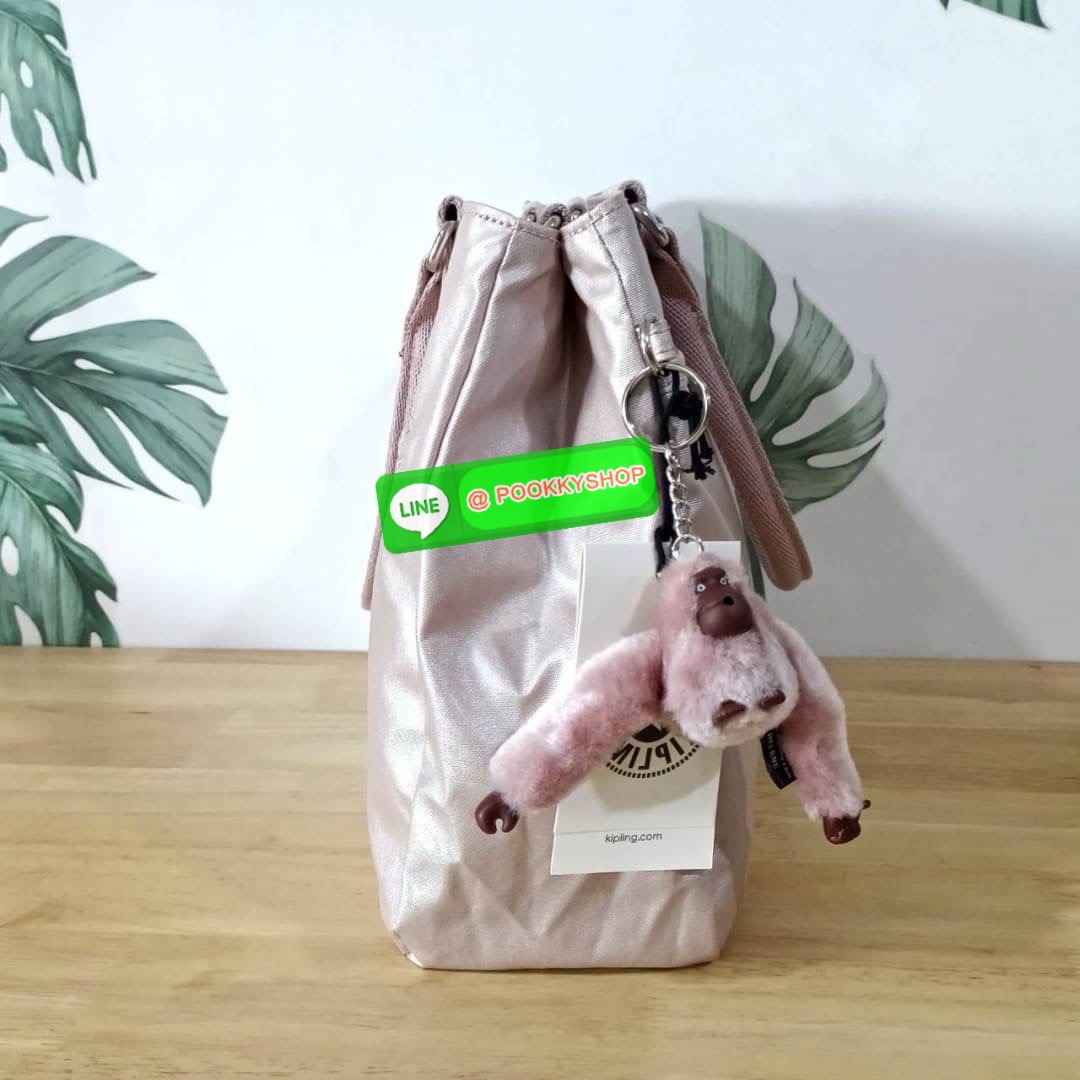KIPLING Caralisa bag กระเป๋าถือหรือสะพาย วัสดุ Polyester เคลือบผิวกันน้ำ รุ่นใหม่จสก kipling เหมาะสำหรับวันทำงาน หรือ ใช้สะพายในชีวิตประจำวัน สามารถใส่กระดาษ A4 หรือ Ipad /Tablet ได้ถึง 11 นิ้ว