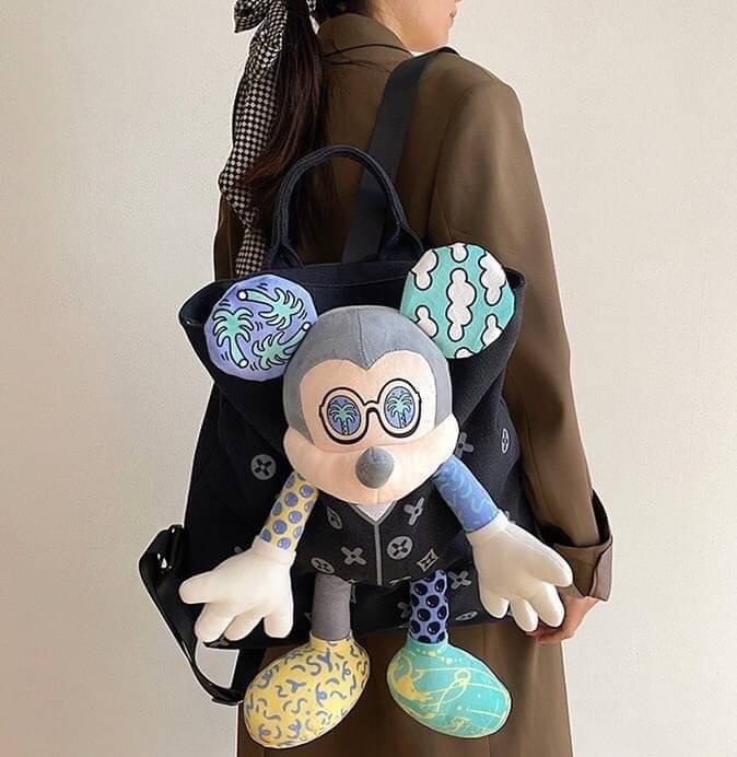พร้อมส่ง เป้ตุ๊กตา LV รุ่นนี้จะเพิ่มสีสัน งานสวยน่ารักมากค่ะ ผ้าหนาดีมาก ช่องเก็บของใหญ่มาก ด้านใน มีหลายช่อง ด้านหลังมีช่องซิปเก็บของสำคัญ เก๋ไก๋ไม่เหมือนใคร ตรงปกไม่จกตาแน่นอนจ้า