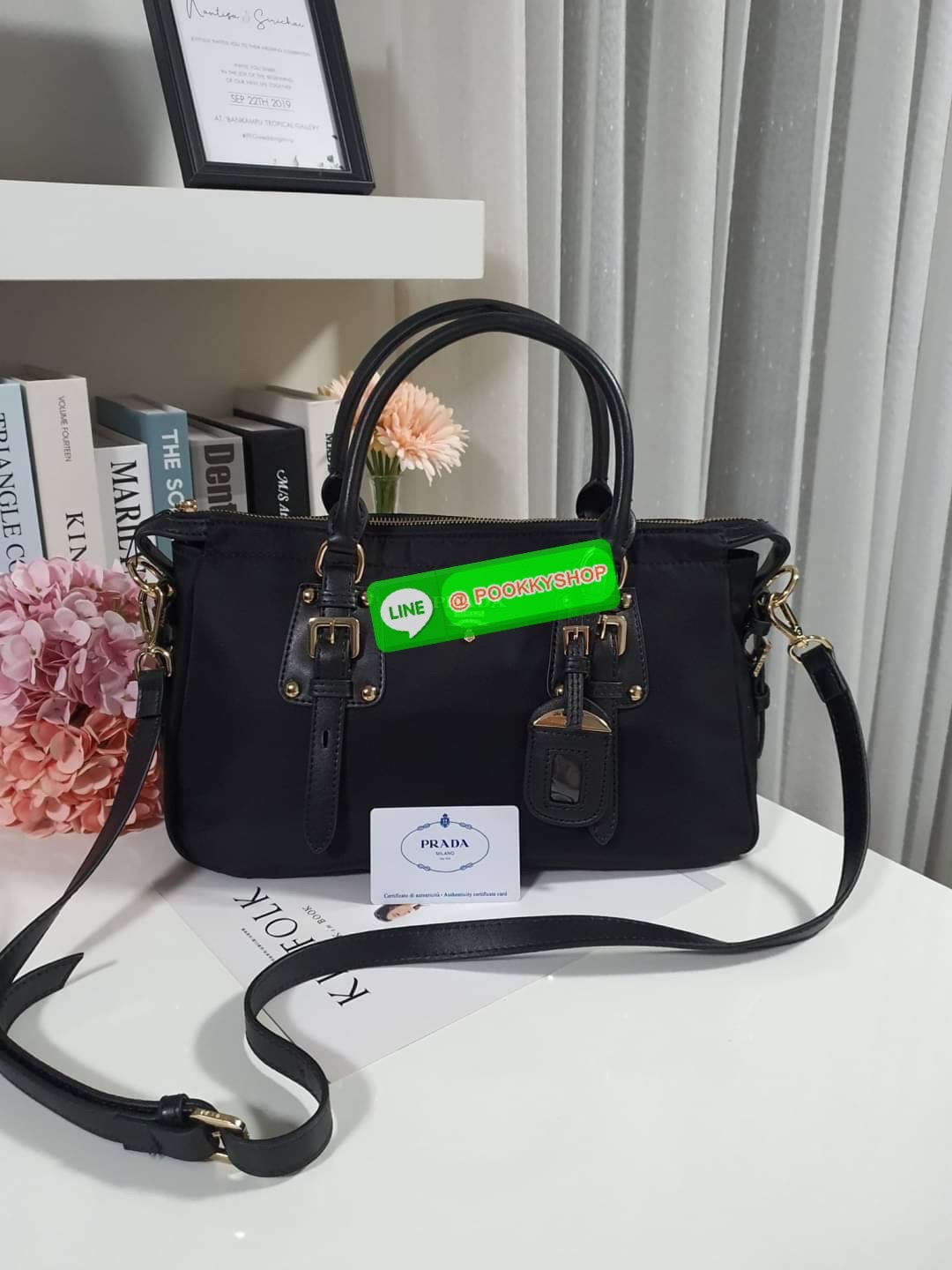 รุ่นยอดฮิต !!! ปังปุริเย่ 🎉🎉 กระเป๋าทรง HANDBAG จากงานพรีเมี่ยมกิ้ฟ จากเคาเตอร์ต่างประเทศ มาแล้วค่า กระเป๋าถือทรงหรู จากแบรนด์ PRADA เป็น กระเป๋าผ้าไนล่อน ตกแต่งรอบใบได้ สวยมาก ด้านในมีช่องซิปและช่องใส่ของ เป็นสัดส่วน อะไหล่ทองหรู ขนาดกำลั