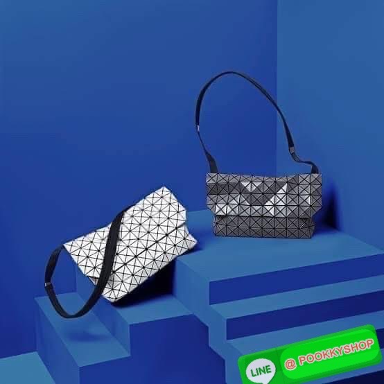 💕Baobao Issey Miyake Prism Sac ชาวมินิมอลทั้งชายและหญิงต้องถูกใจรุ่นนี้ เพราะ Prism Sac เป็นกระเป๋าแบบ unisex ที่มาพร้อมกับความเรียบง่ายของวัสดุเนื้อแมตต์ แต่ให้ลุคสไตล์เท่แบบคูลๆ โดดเด่นด้วยดีไซน์ที่ออกแบบมาให้ใช้งานที่ง่าย ตอบโจทย์ทุกสถานการณ์ฝา