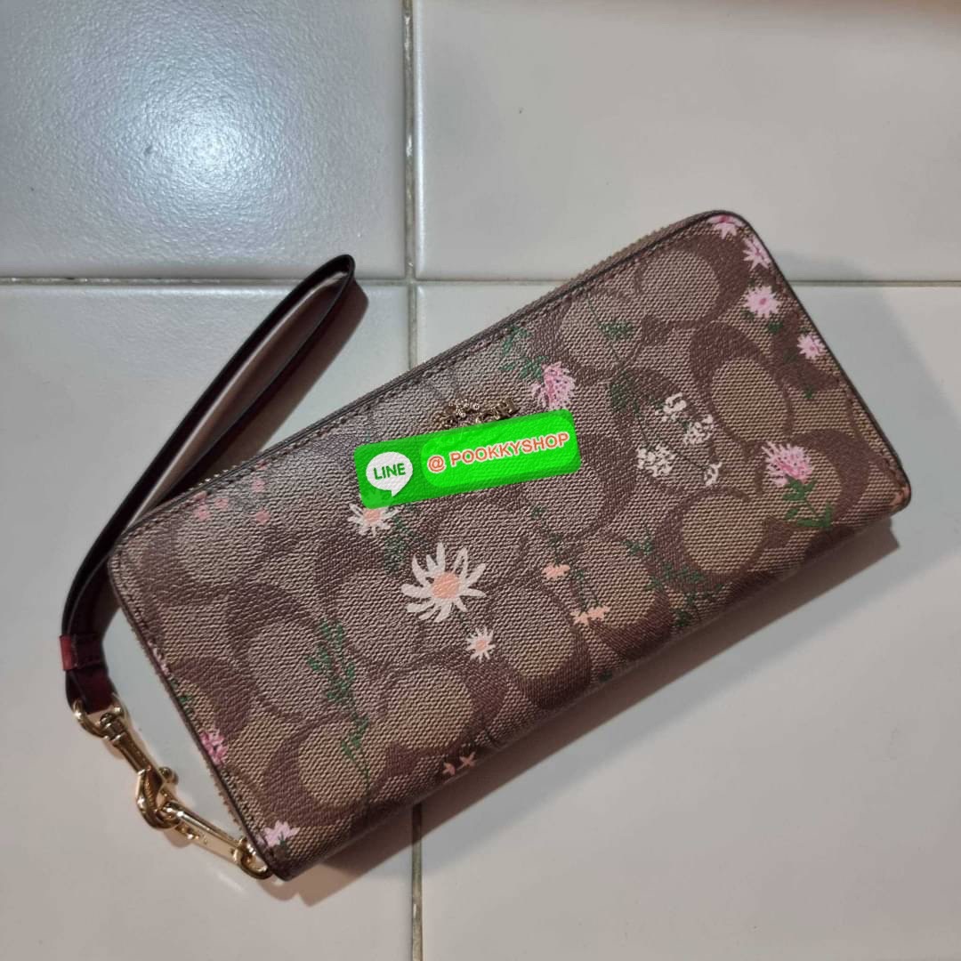COACH C8736 LONG ZIP AROUND WALLET IN SIGNATURE CANVAS WITH WILDFLOWER PRINT น้องน่ารัก คอลใหม่ล่าสุด กระเป๋าสตางค์ใบยาวกึ่งคล้องมือ รุ่นขายดี มาในดีไซน์สุดคิ้วท์ น่าใช้!! วัสดุหนังแคนวาสเคลือบลาย มาพร้อมสายคล้องมือ ถอดออกได้ ภายในใส่บัตรได้เยอะ มีช่องซิป