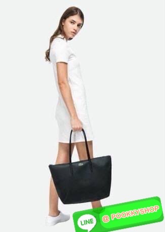 ลาคอส Classic Tote Bag กระเป๋าสะพายทรงช้อปปิ้งหลากสีรุ่นยอดนิยมด้านหน้าประดับโลโก้จระเข้สัญลักษณ์แบรนด์ ภายในกว้างจุได้เยอะ เปิดปิดด้วยซิปสะดวกใช้ มี1 ช่องซิปเล็ก หัวซิปปั้มเเบรนด์ วัสดุกันน้ำ ขนาดกำลังดี ใส่หนังสือ เอกสารA4 ของใช้ได้เยอะ สวยทุกสีค่ะ