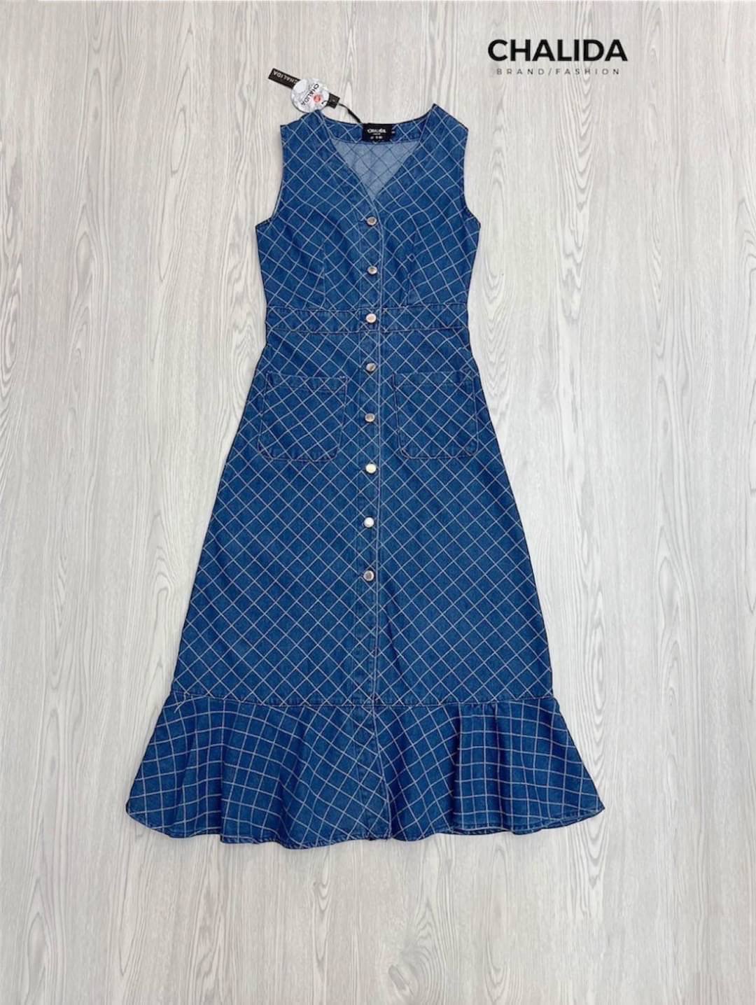❤️งานรีพีท รอบ 3♥️ Detail : maxi เดรสผ้ายีนส์ลายตาราง ปลายระบายเป็นแพทเทิ่นกระดุมเรียง มีกระเป๋า ผ้าหนา ใส่ออกมาเก็บทรงค่า น่าร้ากกก