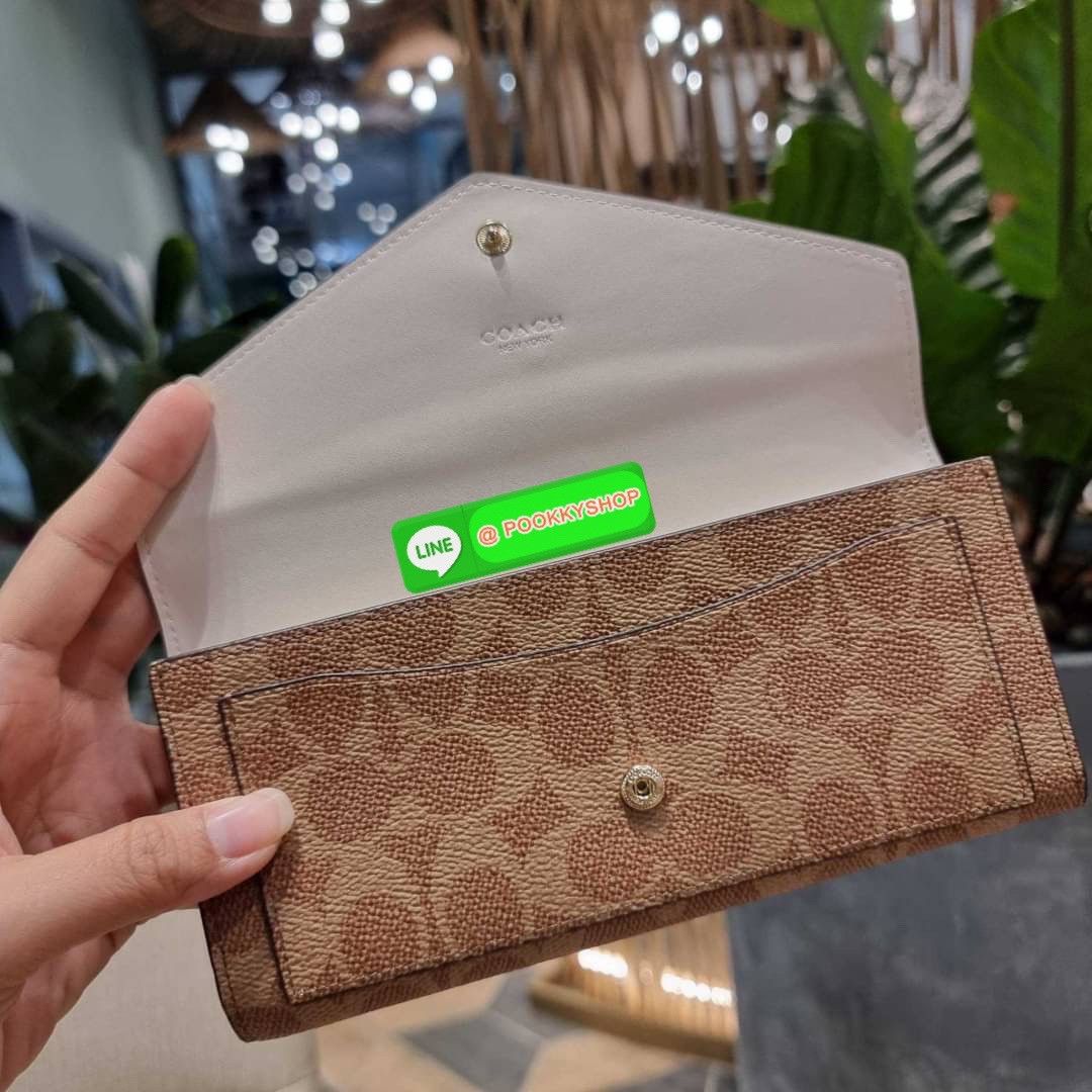 COACH 31547 SOFT WALLET IN COLORBLOCK SIGNATURE CANVAS คัมแบคแล้วน้า กับไอเท็มหายาก กระเป๋าสตางค์ใบยาวแบบพับ ขนาดกำลังสวย ดีไซน์คลาสสิคเอกลักษณ์ วัสดุหนังแคนวาสเคลือบลาย เปิด-ปิดด้วยกระดุม ภายในใส่บัตรได้เยอะ ใส่ธนบัตรได้สบายๆ ใบจริงสวยปังทุกสี ใครมองหากร