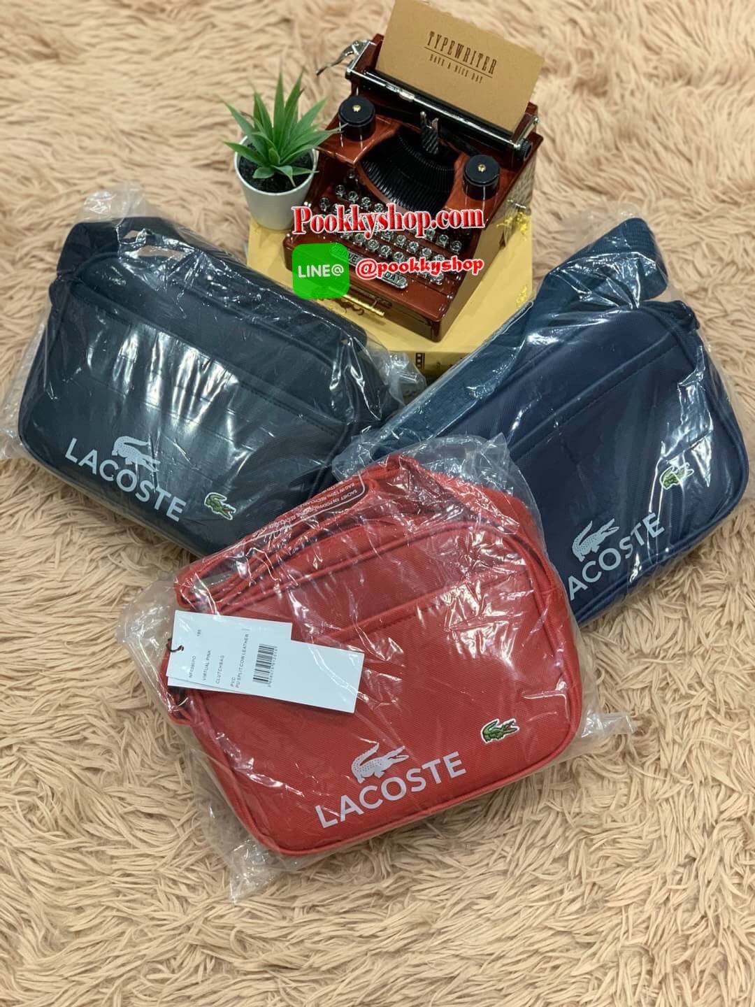 ลาคอส Classic Shoulder Bag Crossbody Bag กระเป๋าสะพายที่สามารถสะพายได้ทั้งสายคู่และสายเดี่ยว รูปทรงกว้างในลักษณะแนวนอน ใส่กระเป๋าสตางค์ยาว มินิไอแพคได้วัสดุpvc100% กันน้ำได้ เปิดปิดด้วยซิปเดียวใช้งานง่าย ด้านหน้ามี1ช่องใช้งานเสียบมือถือหรือของจุกจิกได้