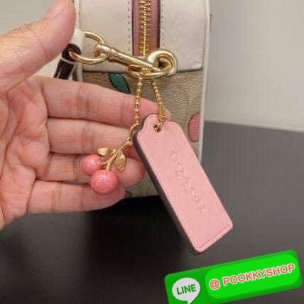 Coach Jamie Camera Bag In Signature Canvas With Heart Cherry Print พร้อมส่งค่ะ กระเป๋าสะพายแบบครอสบอดี้ร์ ขนาดพอดีลำตัวไม่เล็กเกินไปค่ะ เปิด-ปิดกระเป๋าแบบซิป ภายในสามารถใส่มือถือได้ทุกรุ่น;กระเป๋าเงินใบกลางได้;มีช่องเสียบบัตรให้2ช่อง และช่องเล็กใส่ของจุกจ