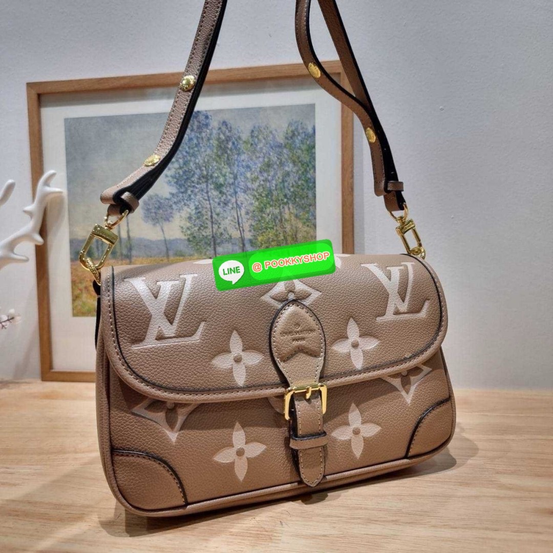 LV diane monogram empreinte bag 🔆 Details กระเป๋ามัลติฟังก์ชั่นสุดคุ้มจากเคาน์เตอร์ dutyfree ที่ดีไซน์ออกมาได้น่ารักน่าใช้มากๆ มีสายมาให้ถึง 2 แบบ สายหนังคล้องไหล่ได้ ปรับสะพายข้างได้ และสายสปอร์ตครอสบอดี้ได้ สวยลูกคุณหนูมากๆ ปรับเปลี่ยนใช้ตามลุคแ