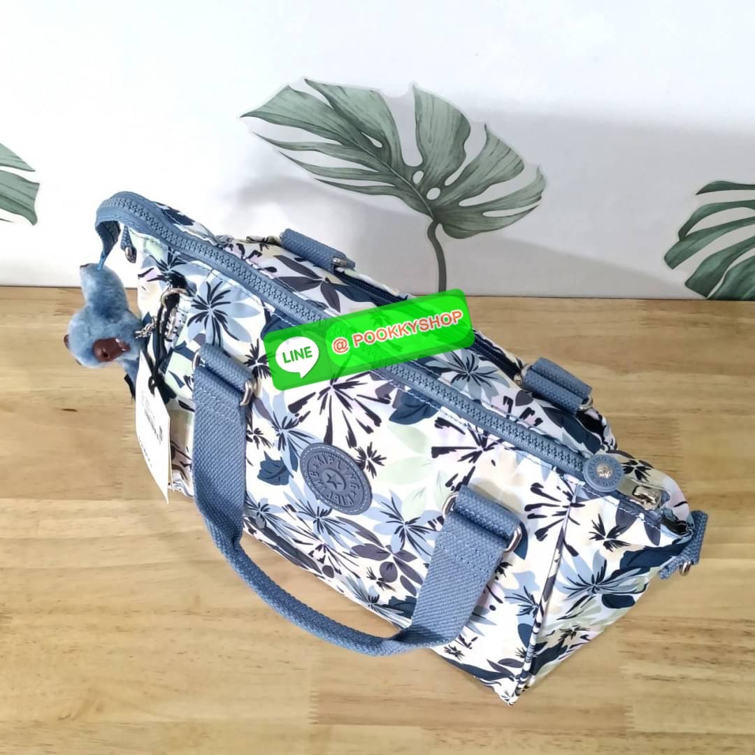 KIPLING AMIEL Medium Handbag กระเป๋าถือหรือสะพาย วัสดุ Nylon + Polyester ช่องหลักเปิด-ปิดด้วยซิป โล่ง กว้าง สามารถจุของได้เยอะ ด้านในมีช่องใส่ของทั้งซ้ายและขวา ด้านหลังมี ช่องลึกอีก 1 ช่อง พร้อมสายสะพายยาวปรับได้ free size เหมาะกับวันไปทำงาน วันสบายๆ สามา