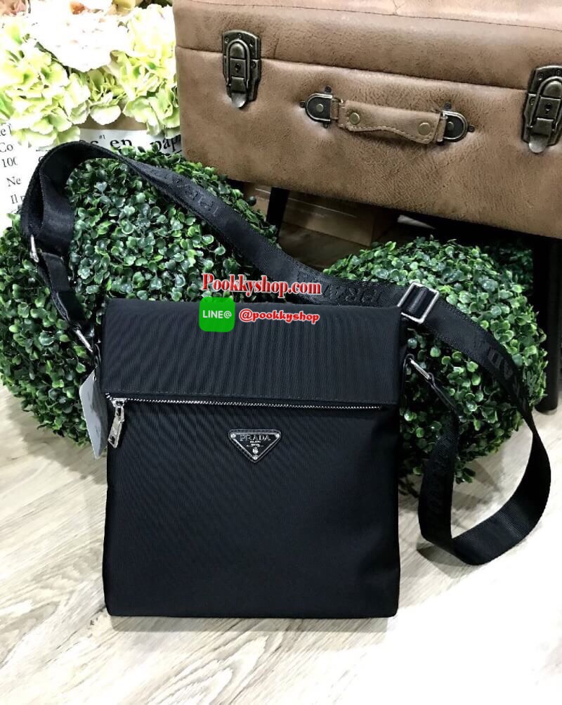 ห้ามพลาด! PRADA MESSENGER BAG VIP GIFT WITH PURCHASE (GWP) กระเป๋าสะพายทรงเหลี่ยมพรีเมี่ยมกิ๊ฟ Limited edition จากเคาน์เตอร์แบรนด์ วัสดุ Nylon เนื้อหนาด้านหน้าประดับโลโก้แบรนด์ดีไซน์คลาสสิคไม่มีเอ้าท์ ขนาดกำลังดี เปิดปิดด้วยซิปสะดวกใช้ ด้านหลังมีช่องซิป ห